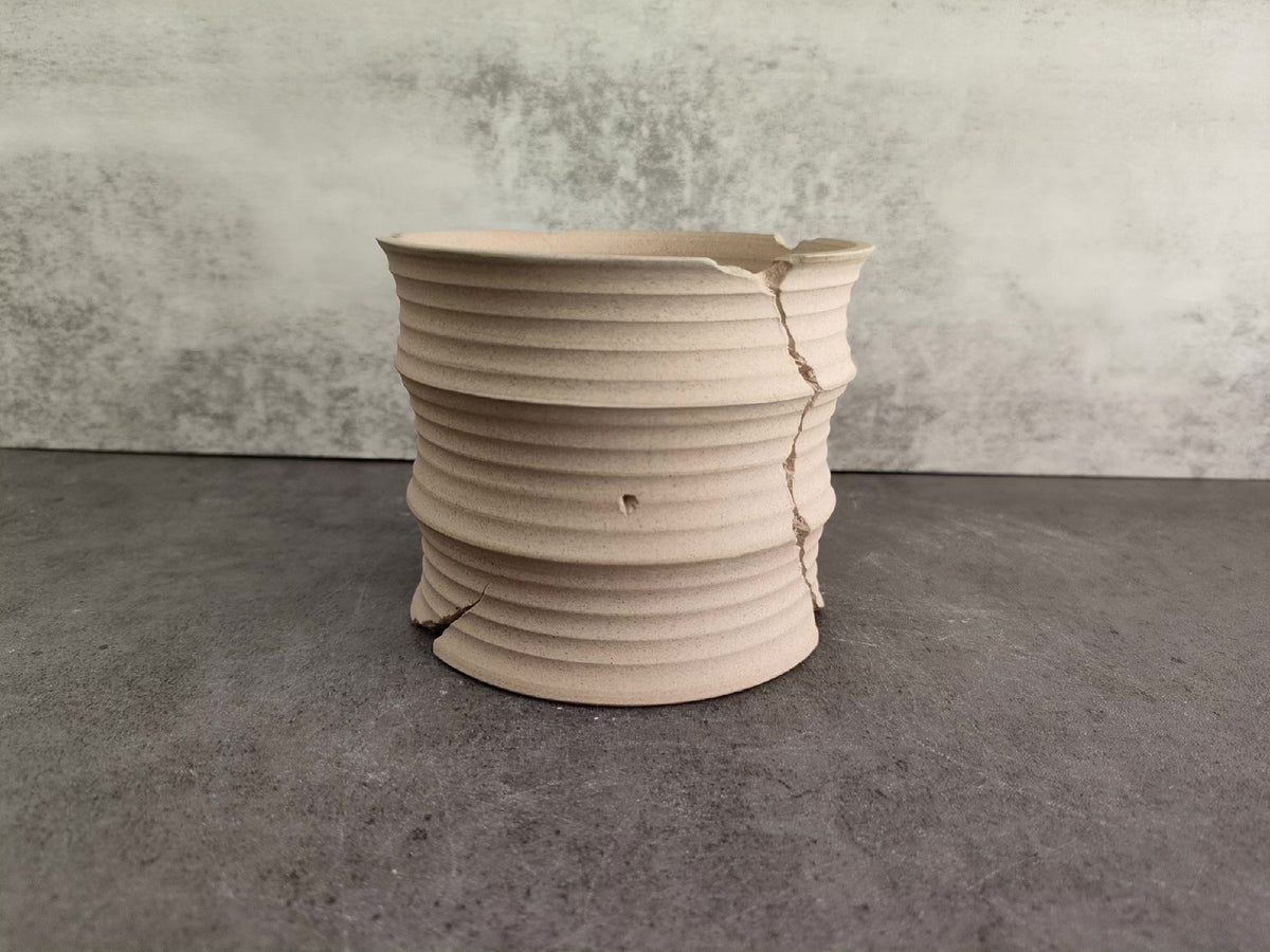 Vasija de Cerámica Tallada a Mano con Relieve