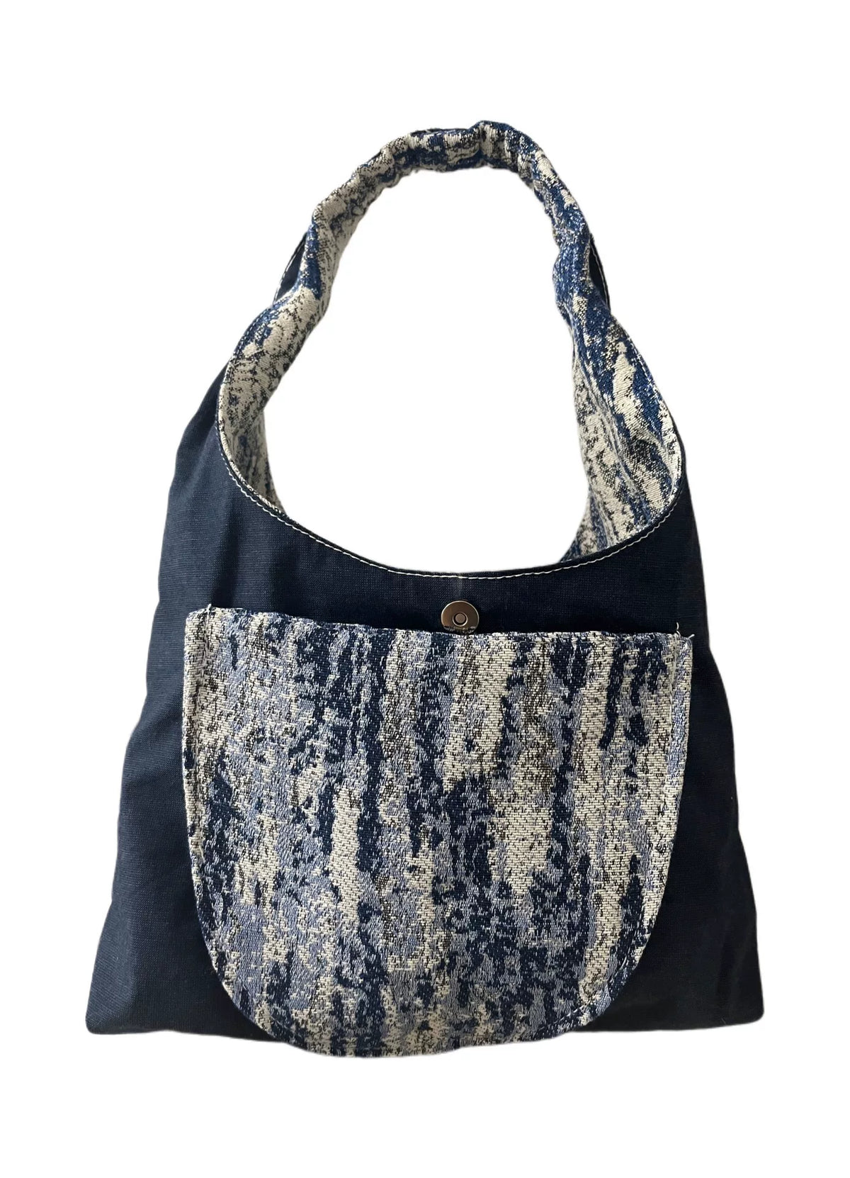 Måneformad axelväska i indigo tie-dye