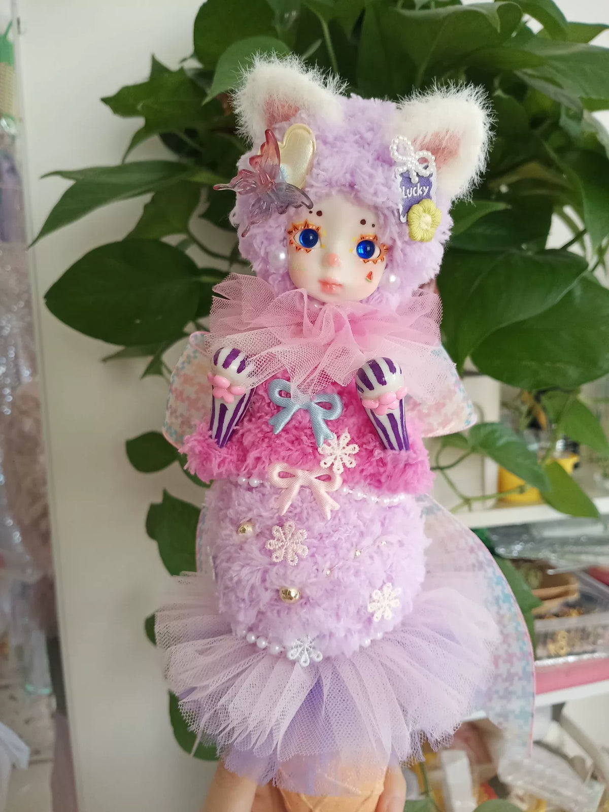 Poupée en peluche artisanale glace avec oreilles de chat 35cm