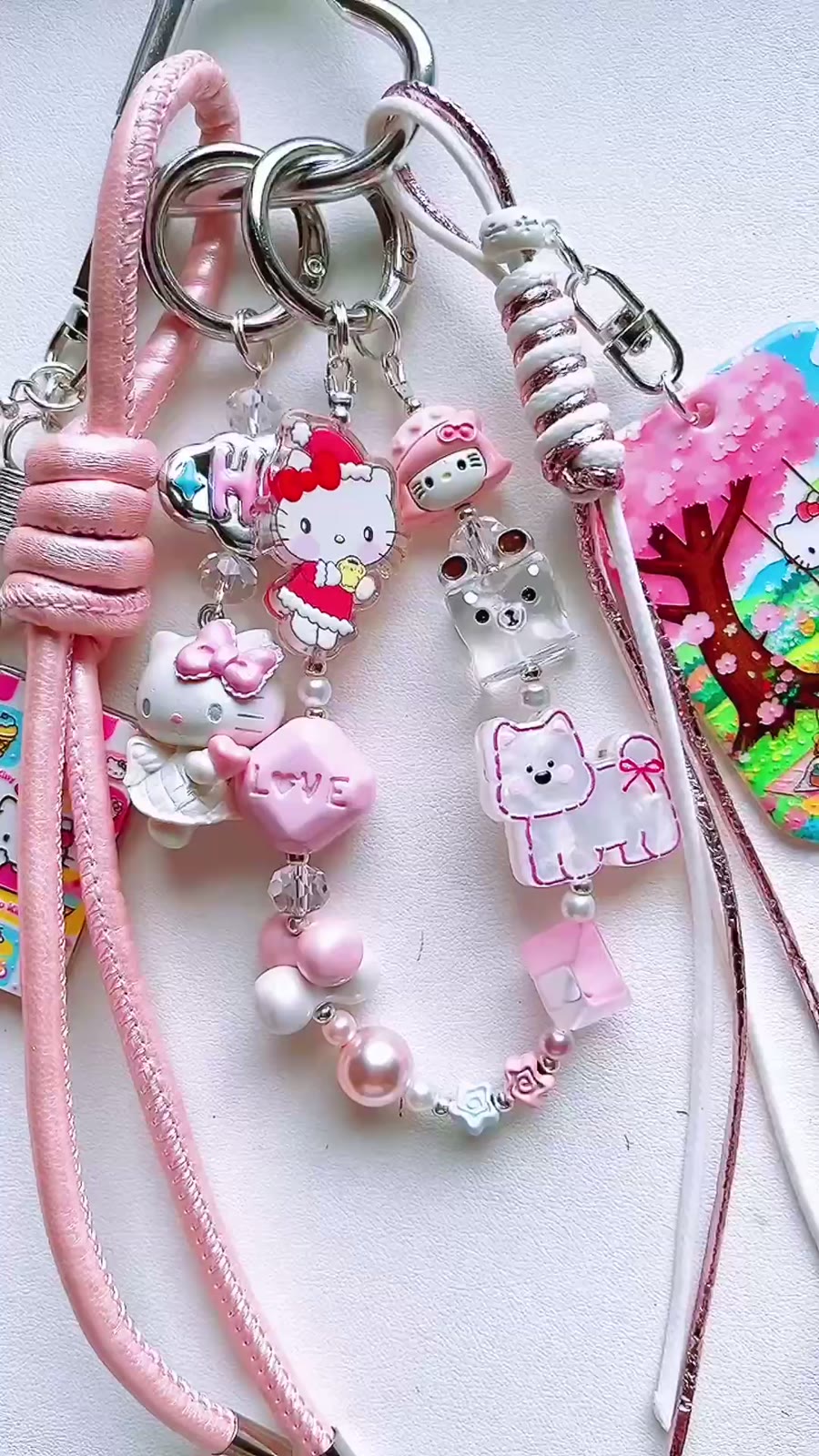 Rosa Hello Kitty-väskberlock med resinberlocker