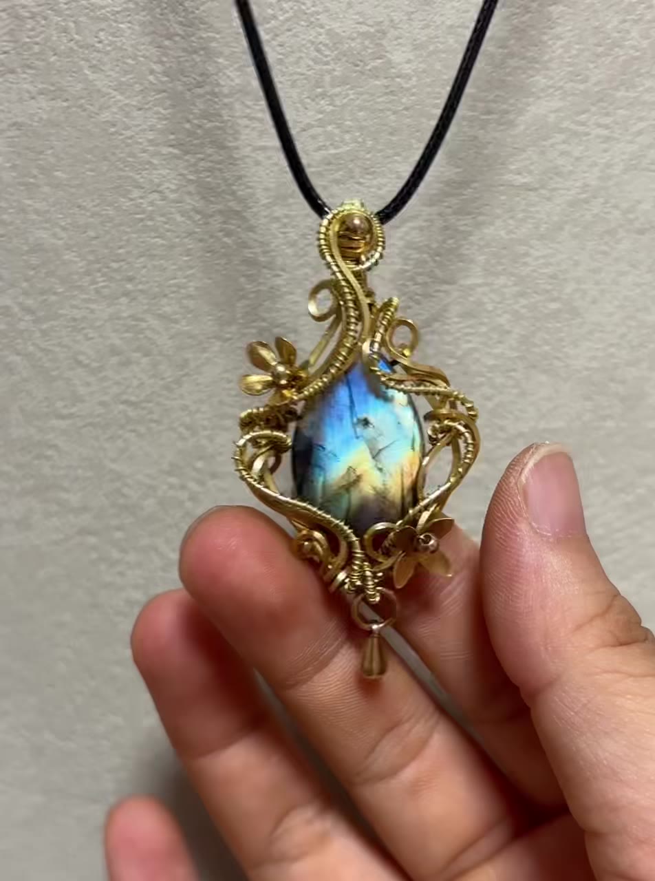 Handmade Labradorite Brass Wire Necklace