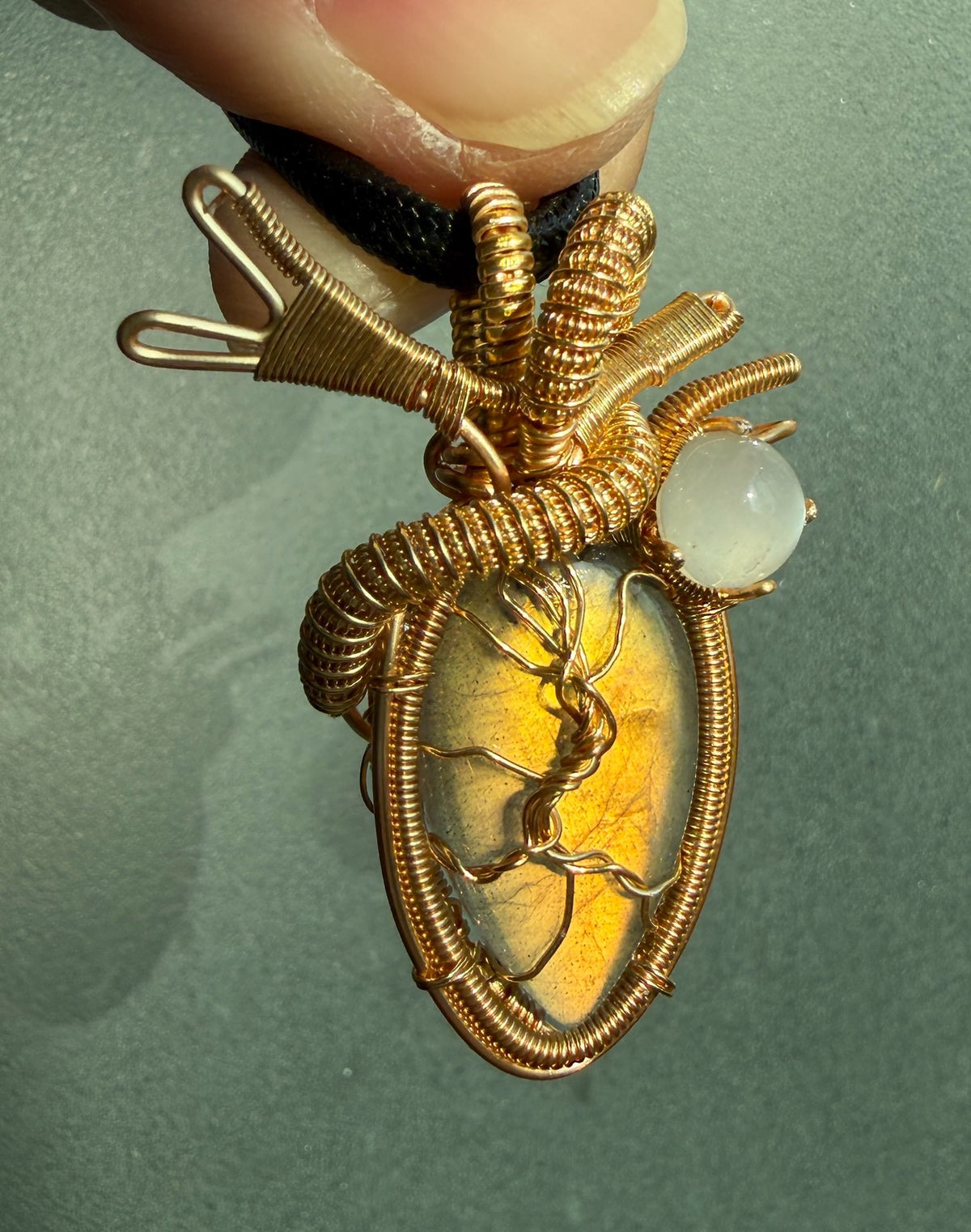 Pendentif cœur en labradorite doré serti fil