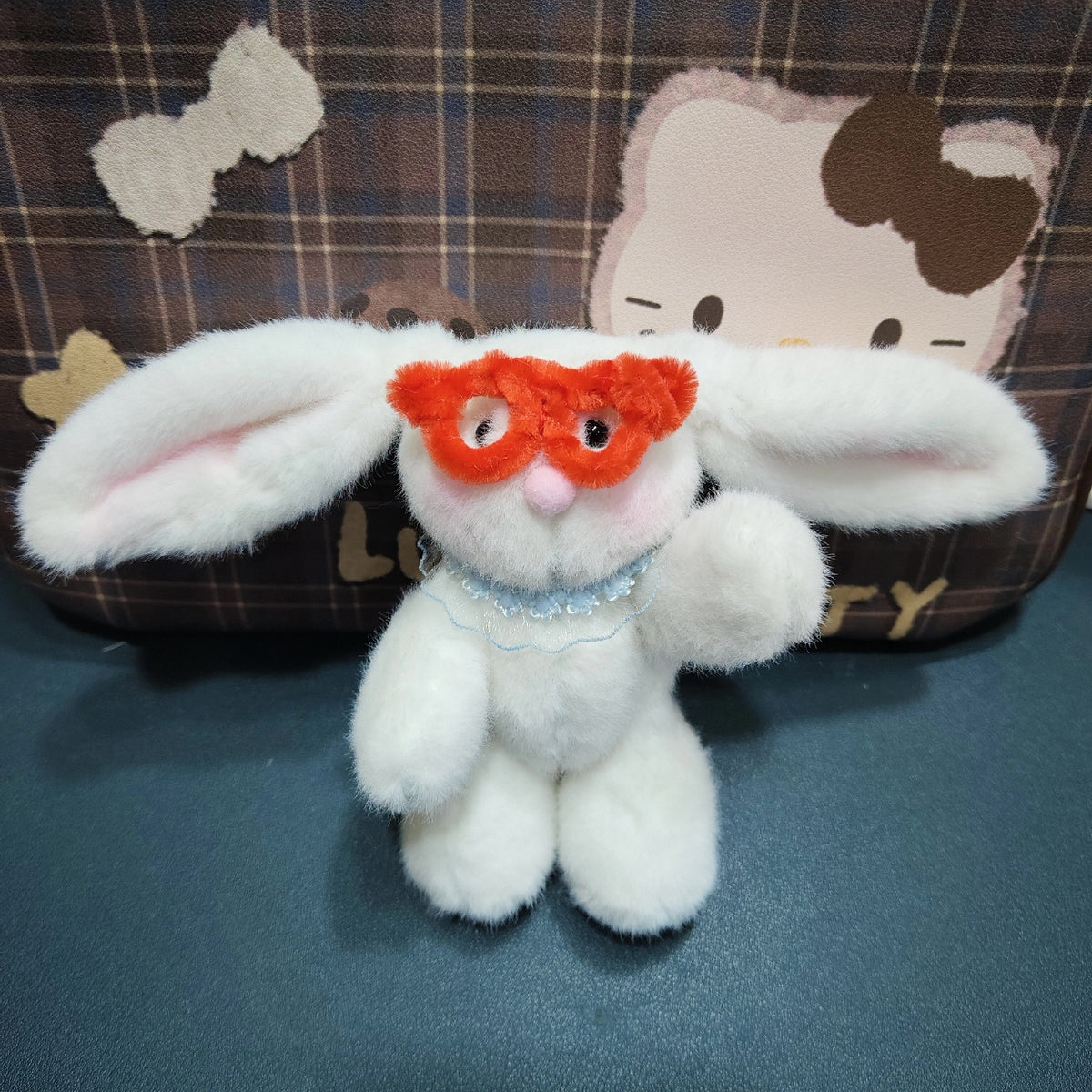 Colgante de conejo de peluche blanco hecho a mano con máscara roja