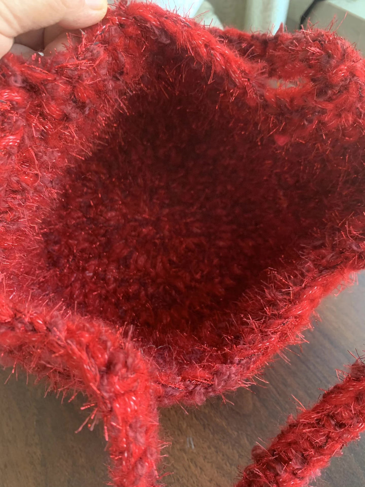Bolso de granza roja con brillo hecho a mano