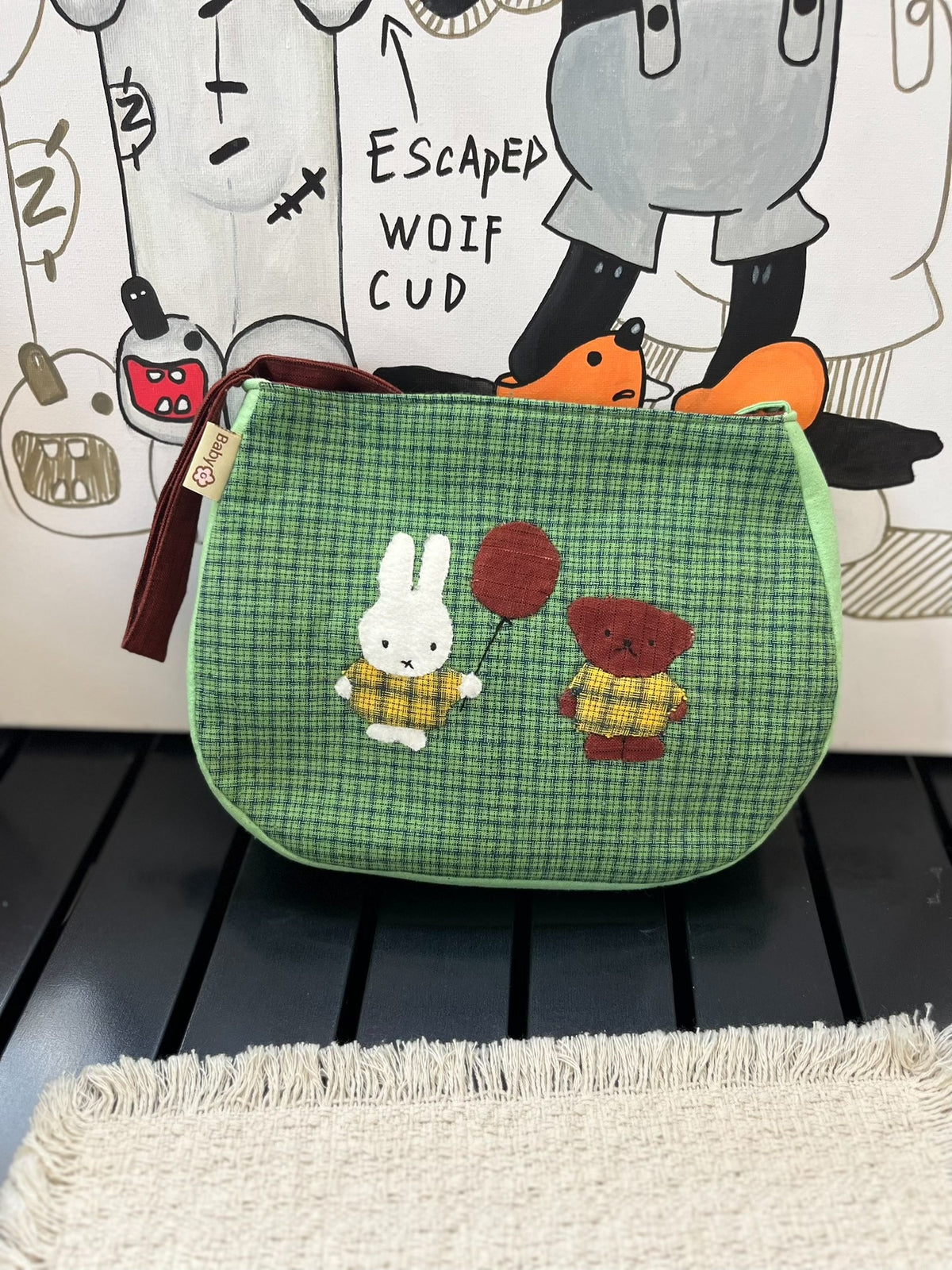Bolso bandera de algodón tejido a mano con appliqué de conejo