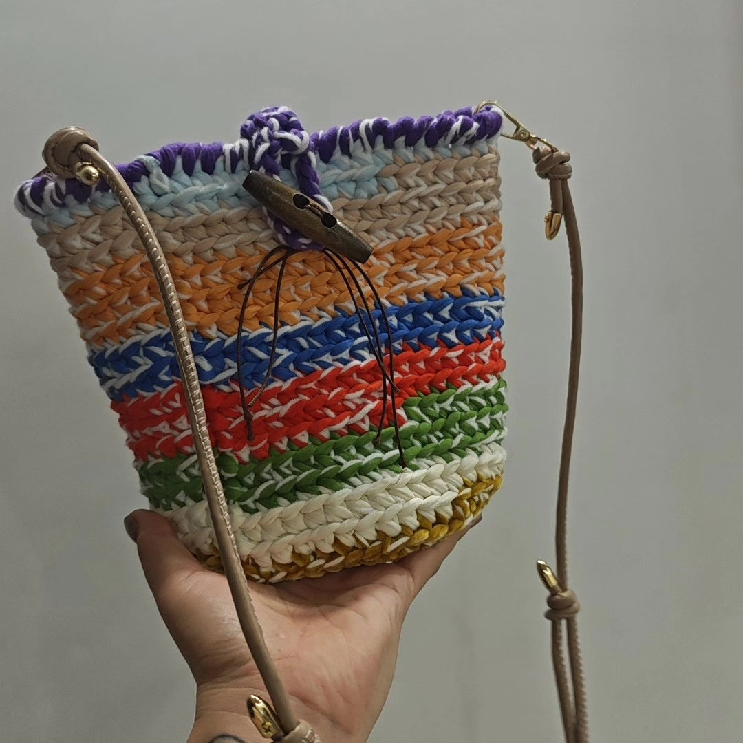 Borsa a spalla all'uncinetto a righe multicolori