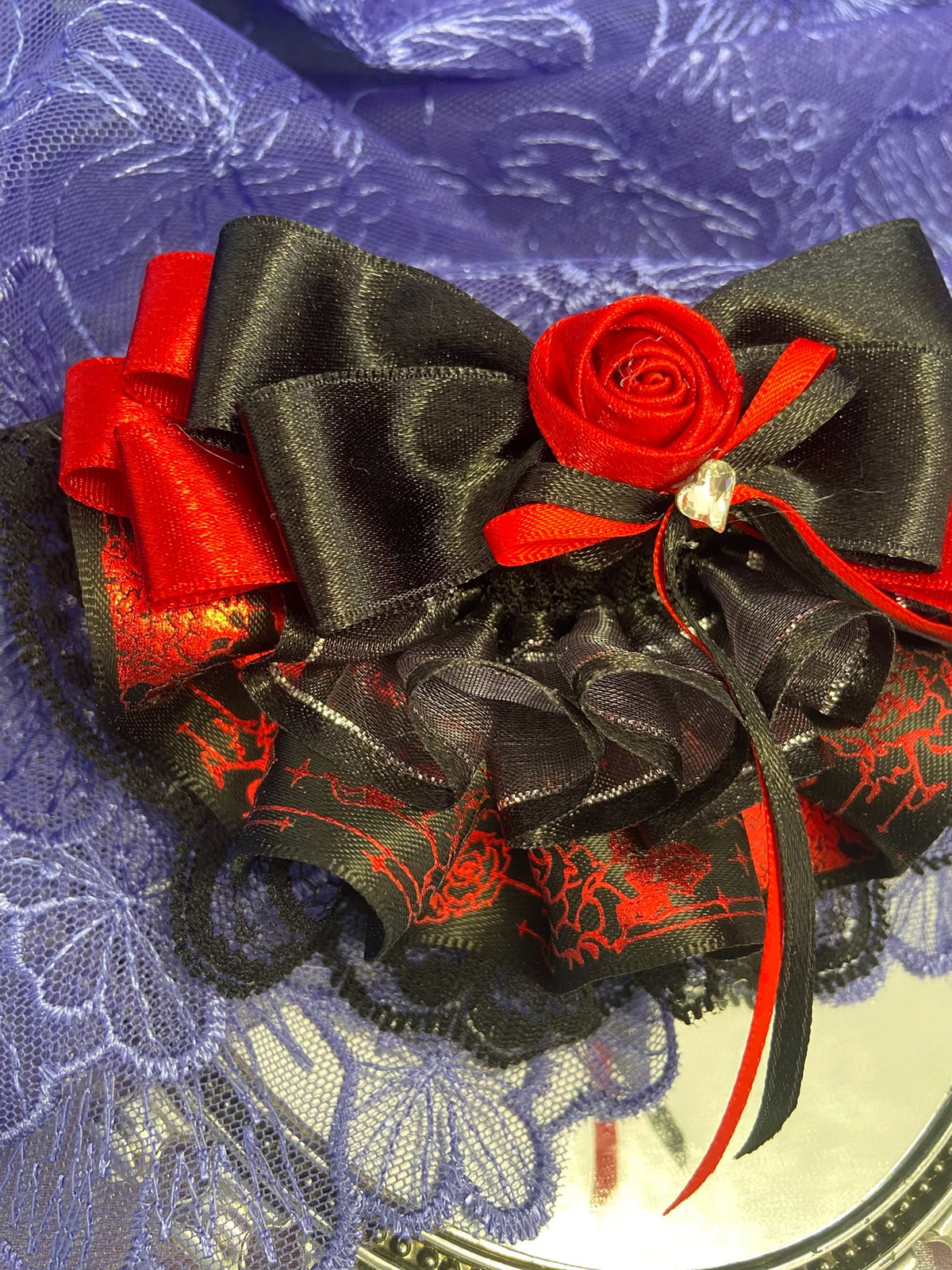 Clipe de Cabelo com Laço de Renda Preto e Vermelho