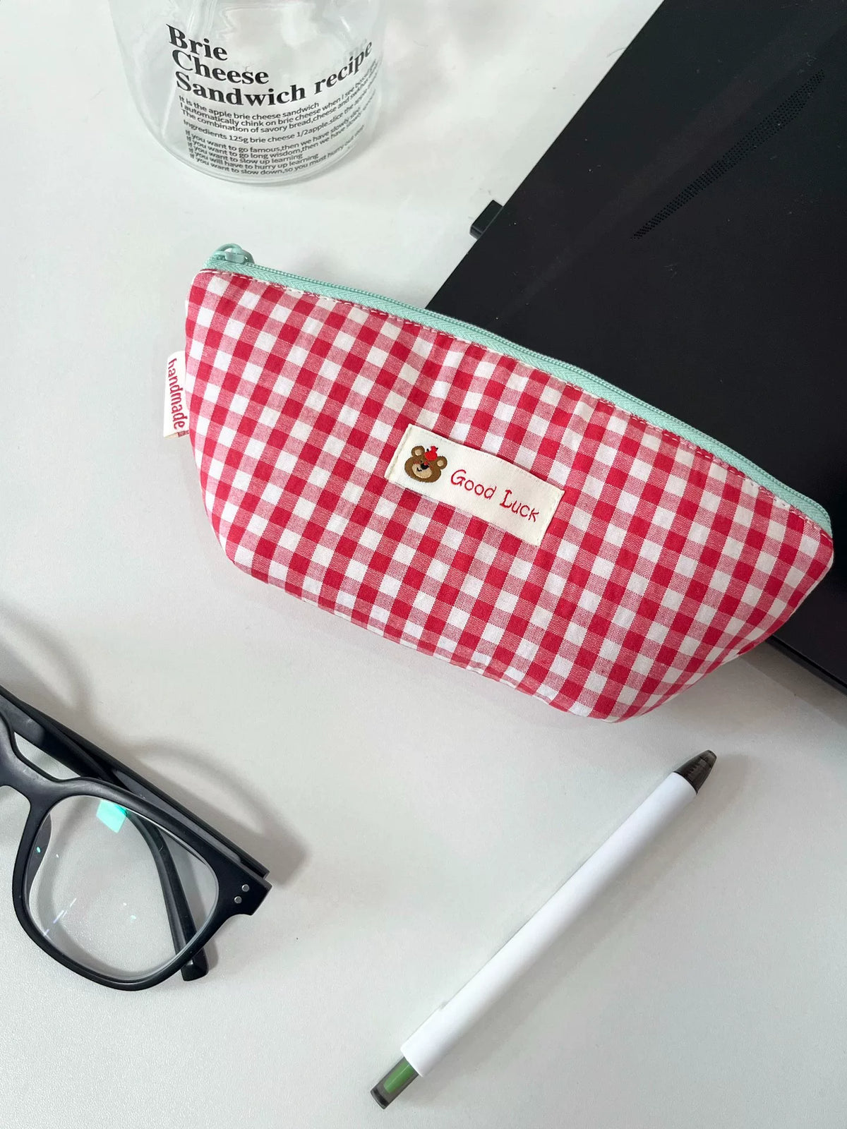 Funda para gafas de tela con cuadros rojos hecha a mano