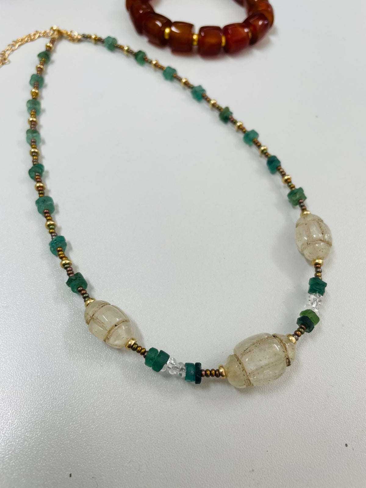 Collar de vidrio romano con cuentas blancas