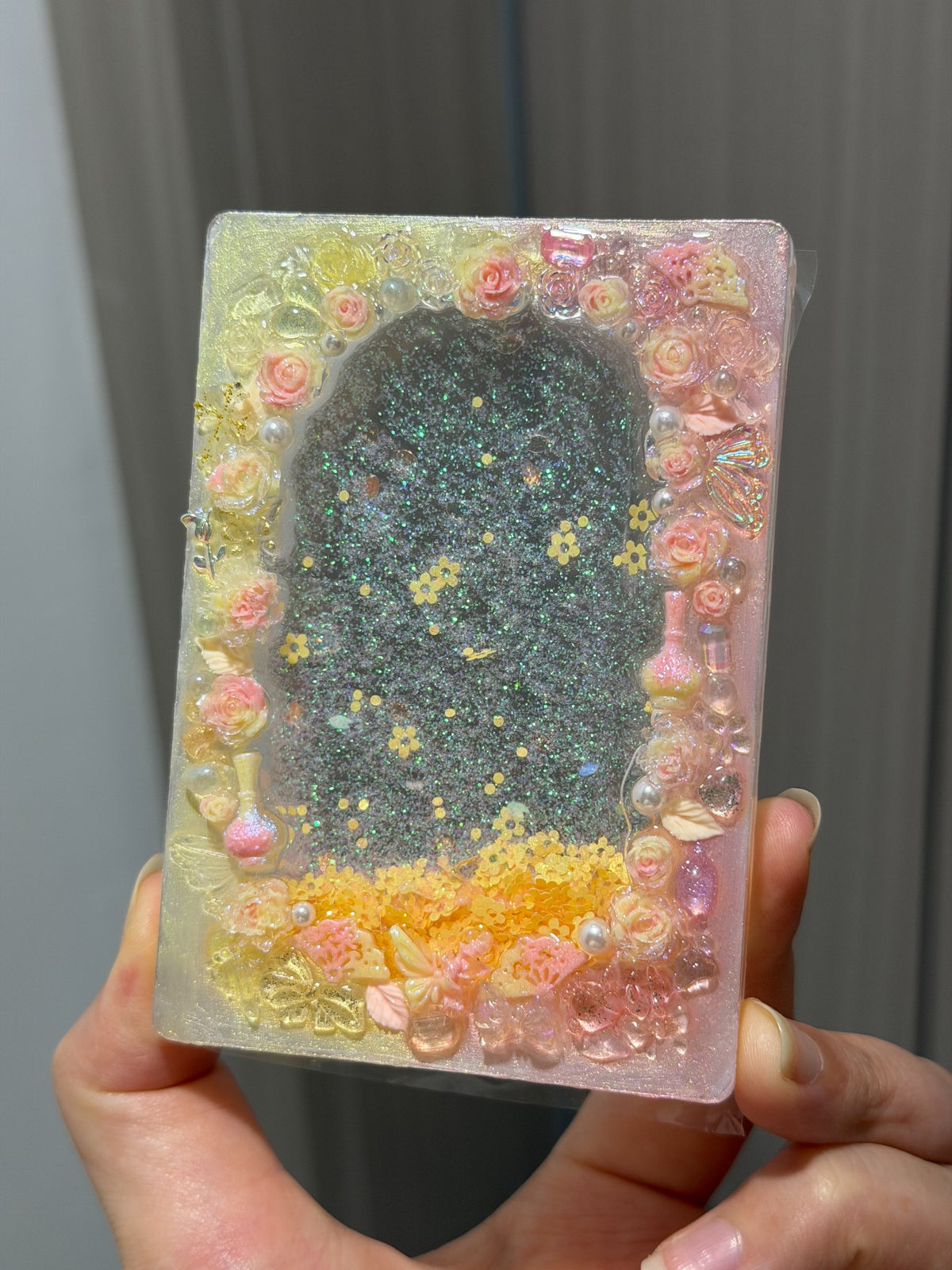 Kortshållare i resin med glitter och glitter