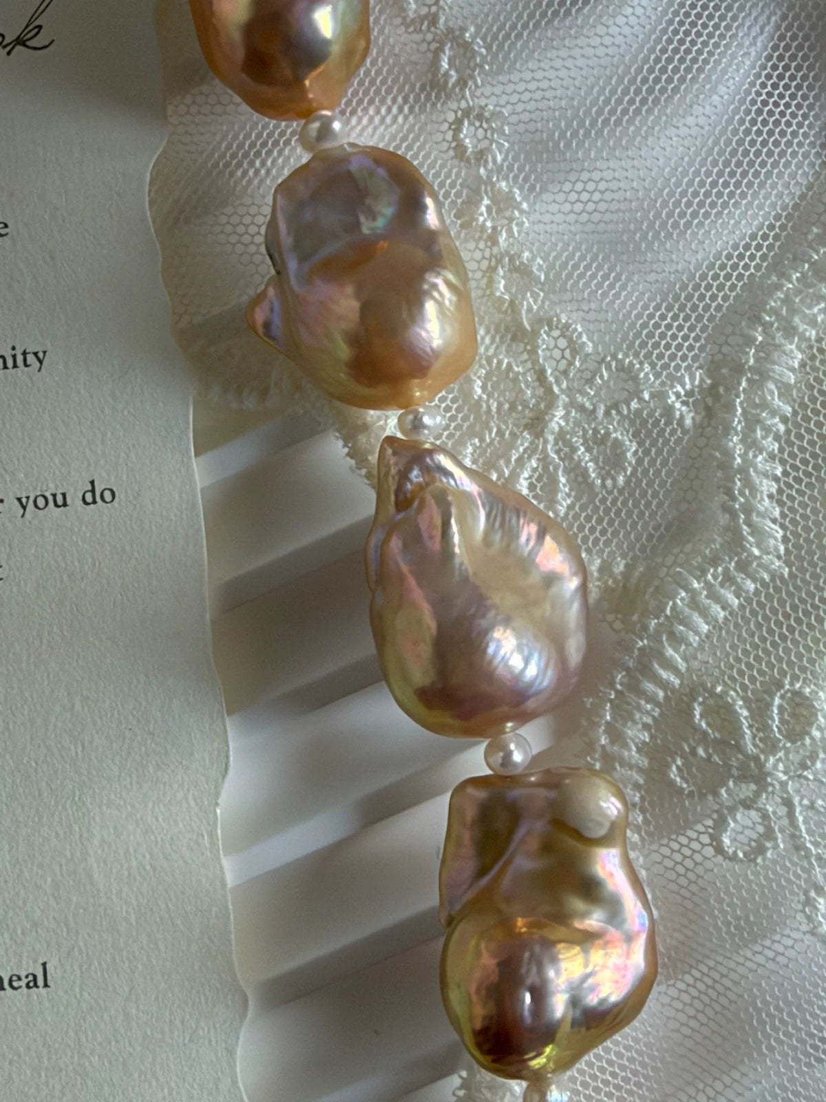 Collier de perles d'eau baroque or champagne irisé