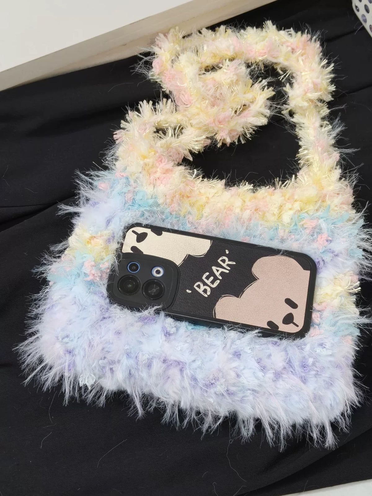 Handgehäkelte Handtasche aus Pastell-Flauschgarn