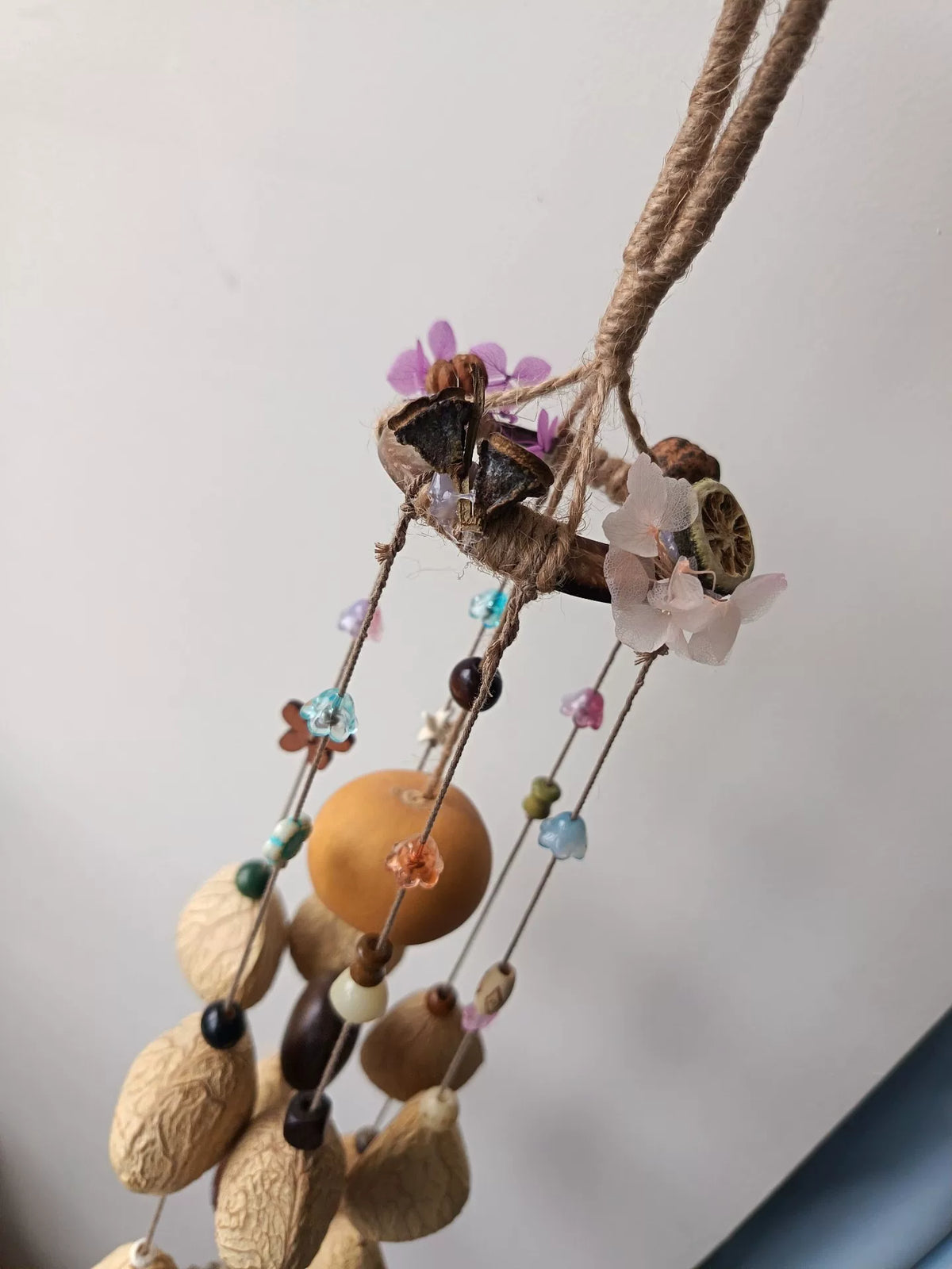 Carillón de viento de cáscaras de fruta negra de Indonesia hecho a mano