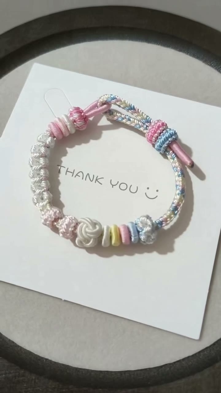 Pulseira de Cordão Tecida à Mão com Gradiente Pastel e Nós em Flor