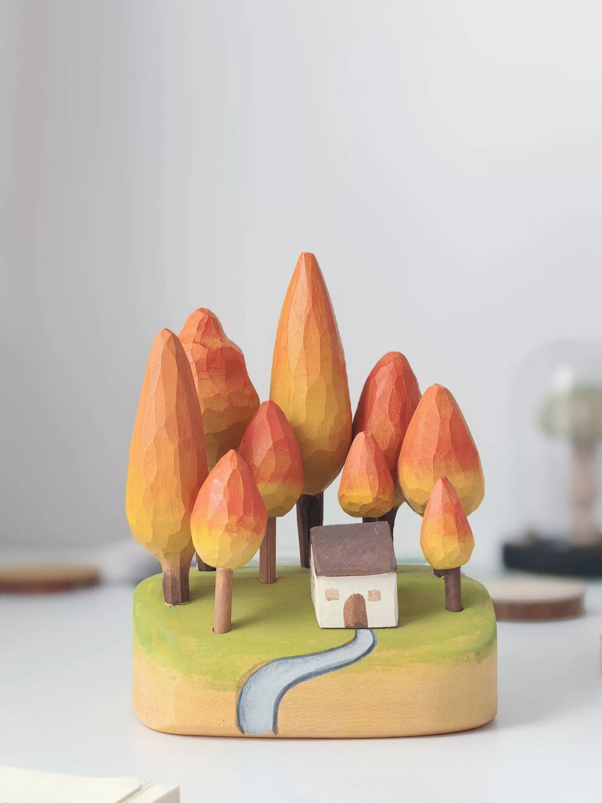 Scène de forêt d'automne et chalet sculptée à la main en tilleul