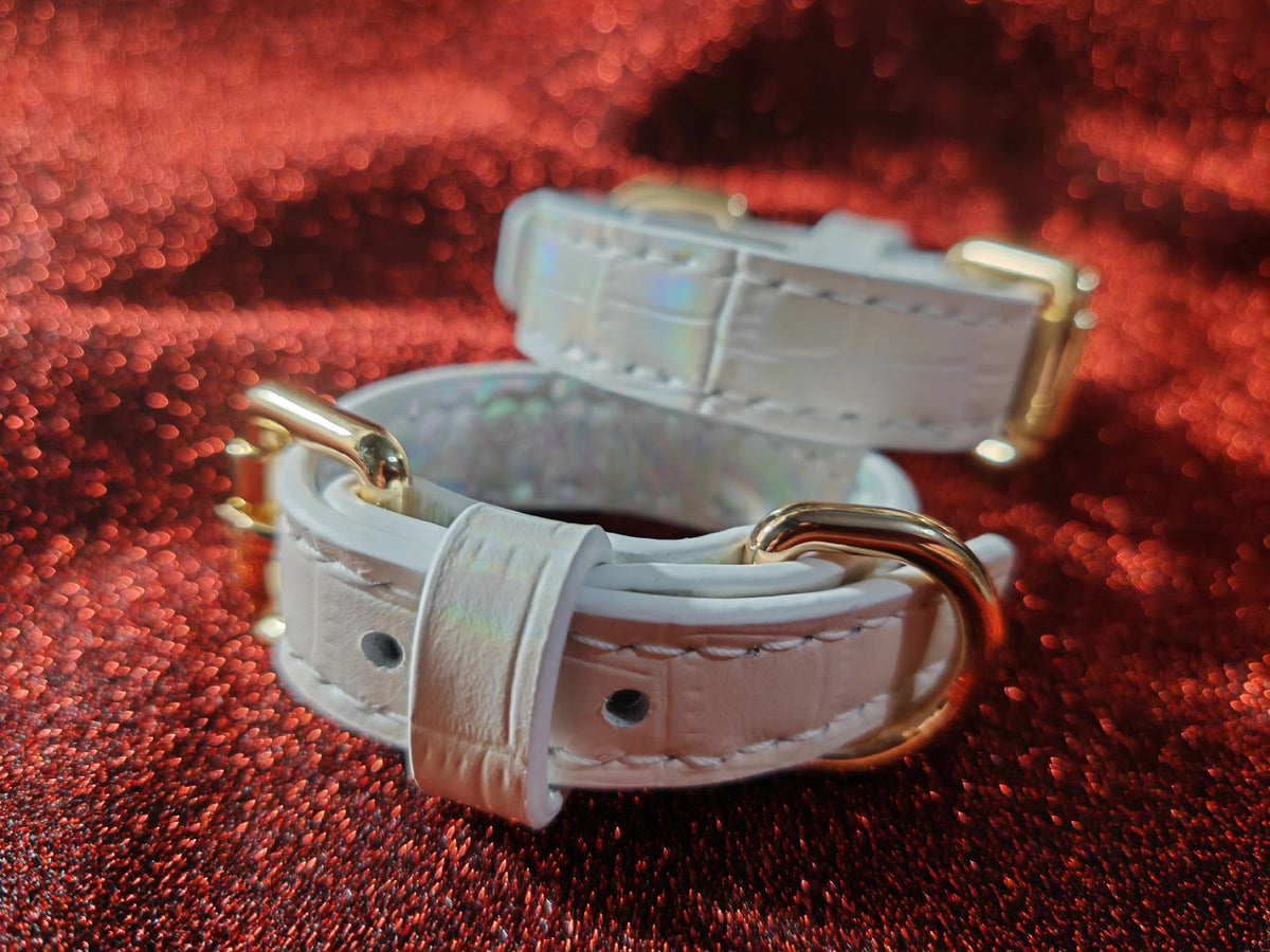 Set collare e guinzaglio per cane in pelle bianca iridescente effetto coccodrillo