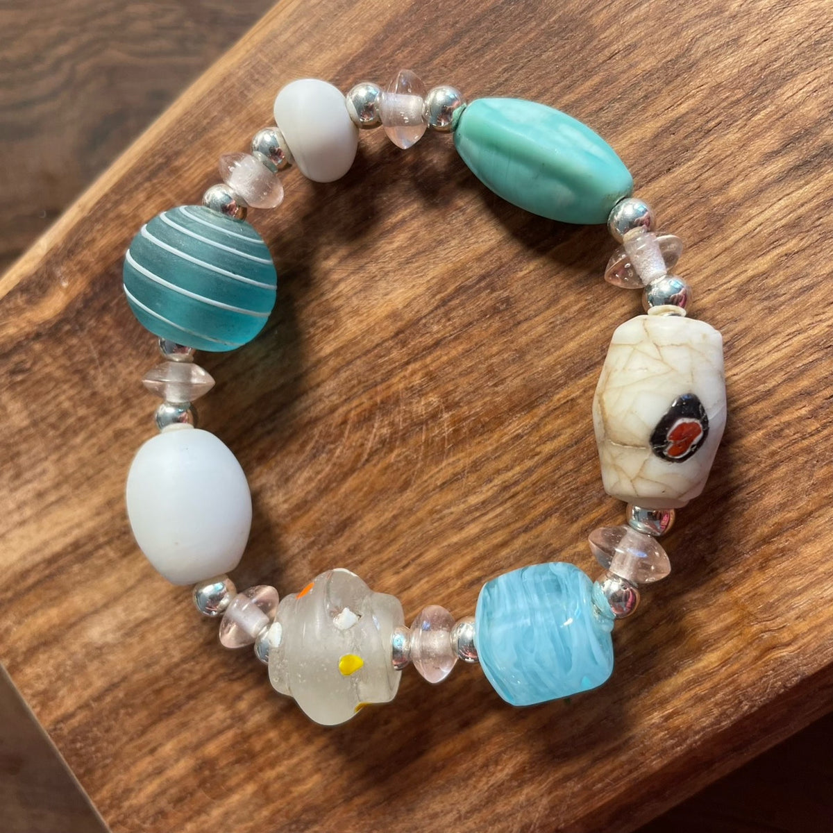 Pulseira de Vidro Artesanal com Contas Azuis e Brancas