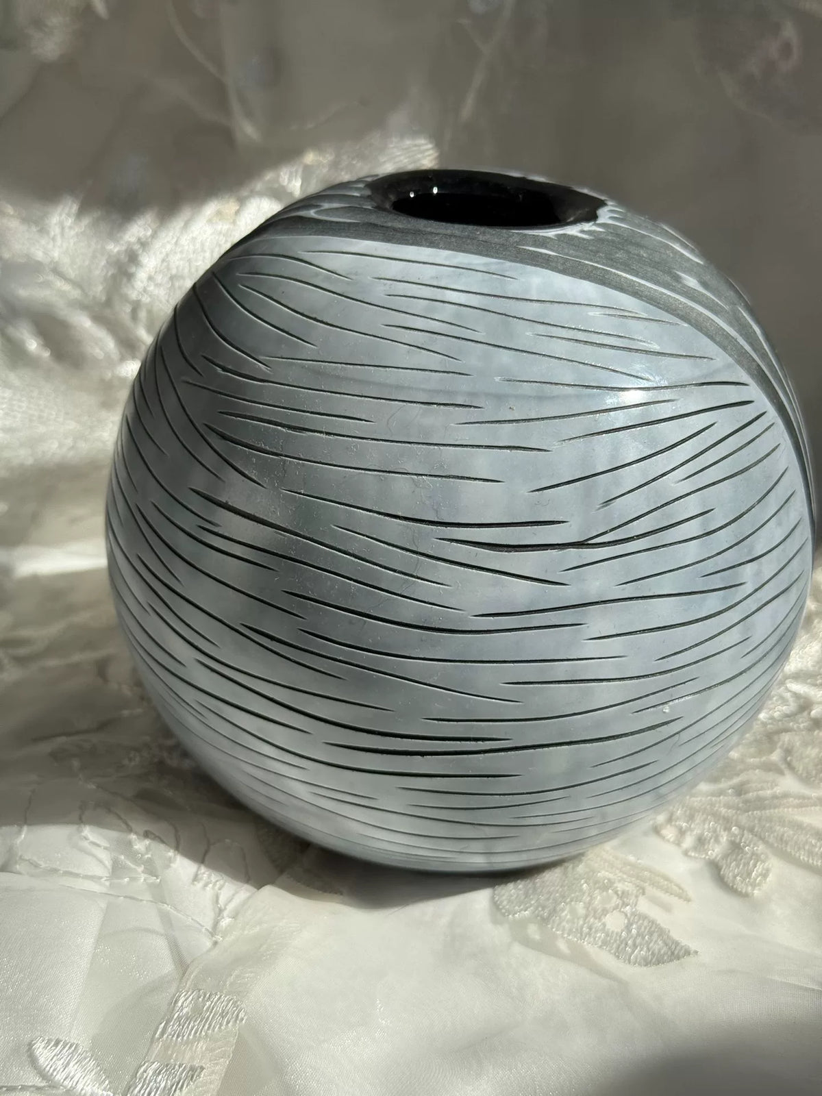 Vintage svart och vit skuren glas sfärvas