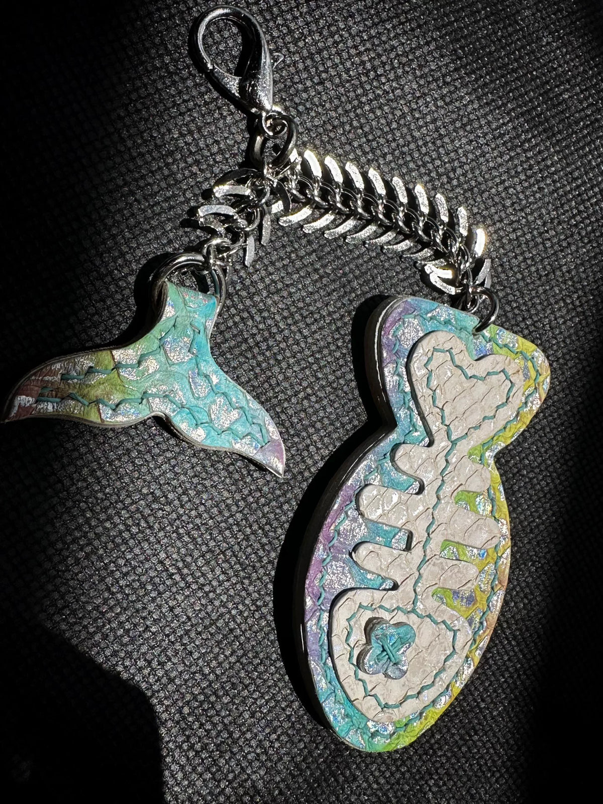 Pendentif os de poisson en cuir irisé