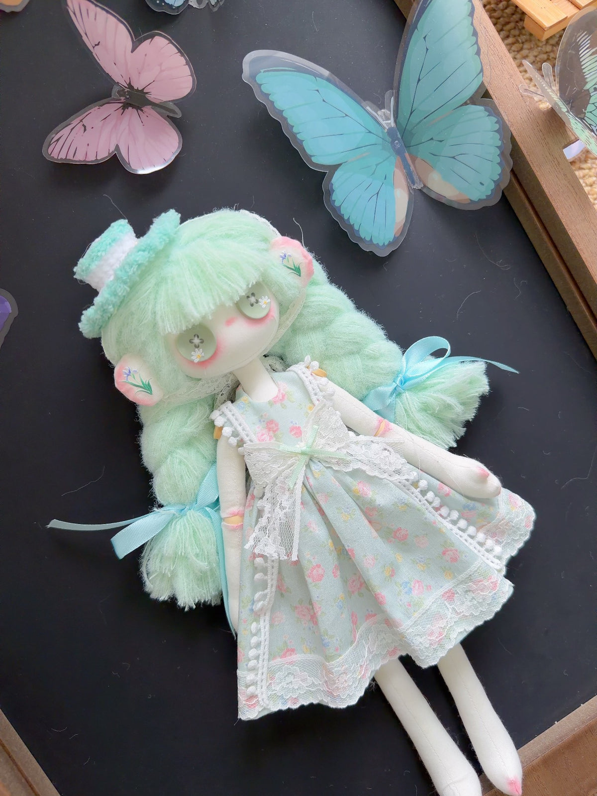 Bambola artistica artigianale verde menta