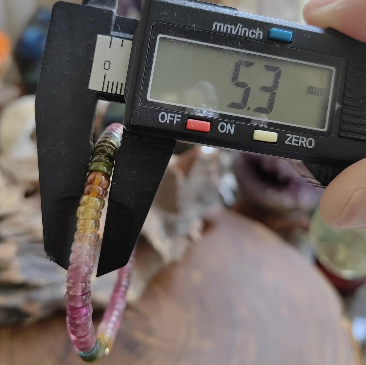Armband mit natürlichem Regenbogen-Tourmalin-Rondellen