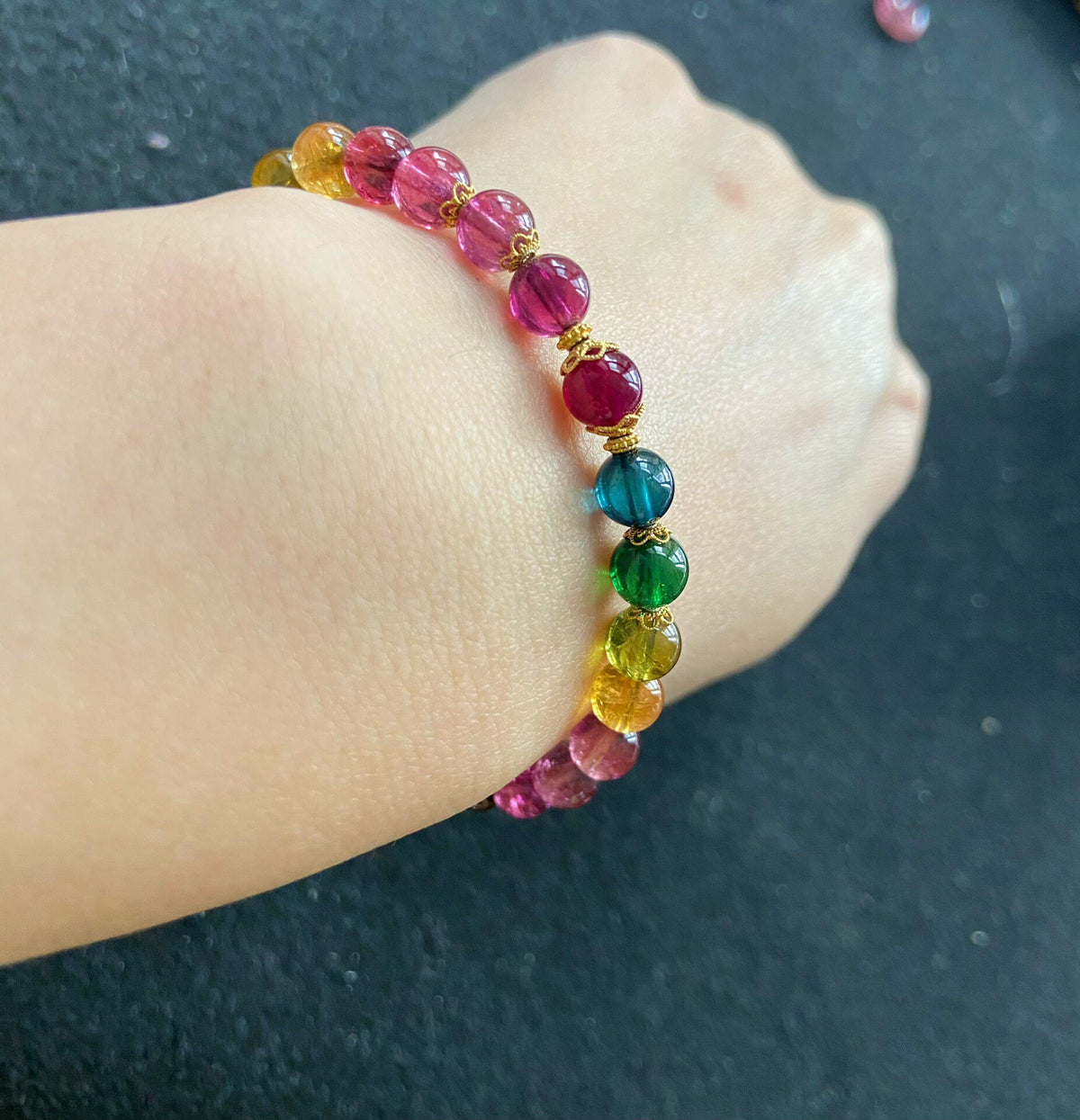 レインボートルマリン ビーズブレスレット 18kゴールドのアクセント付き