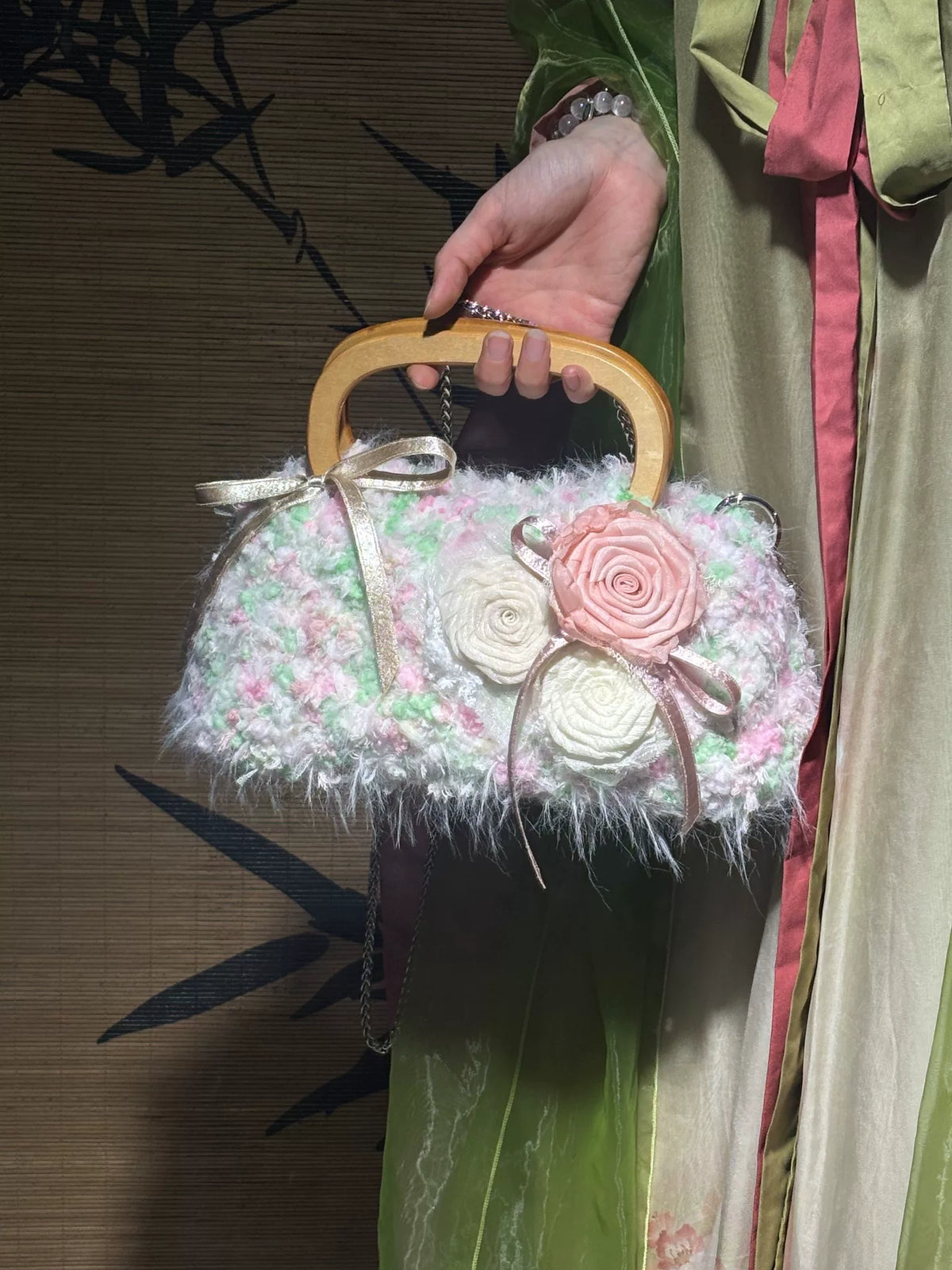 Sac à poignée en crochet avec applique de rose