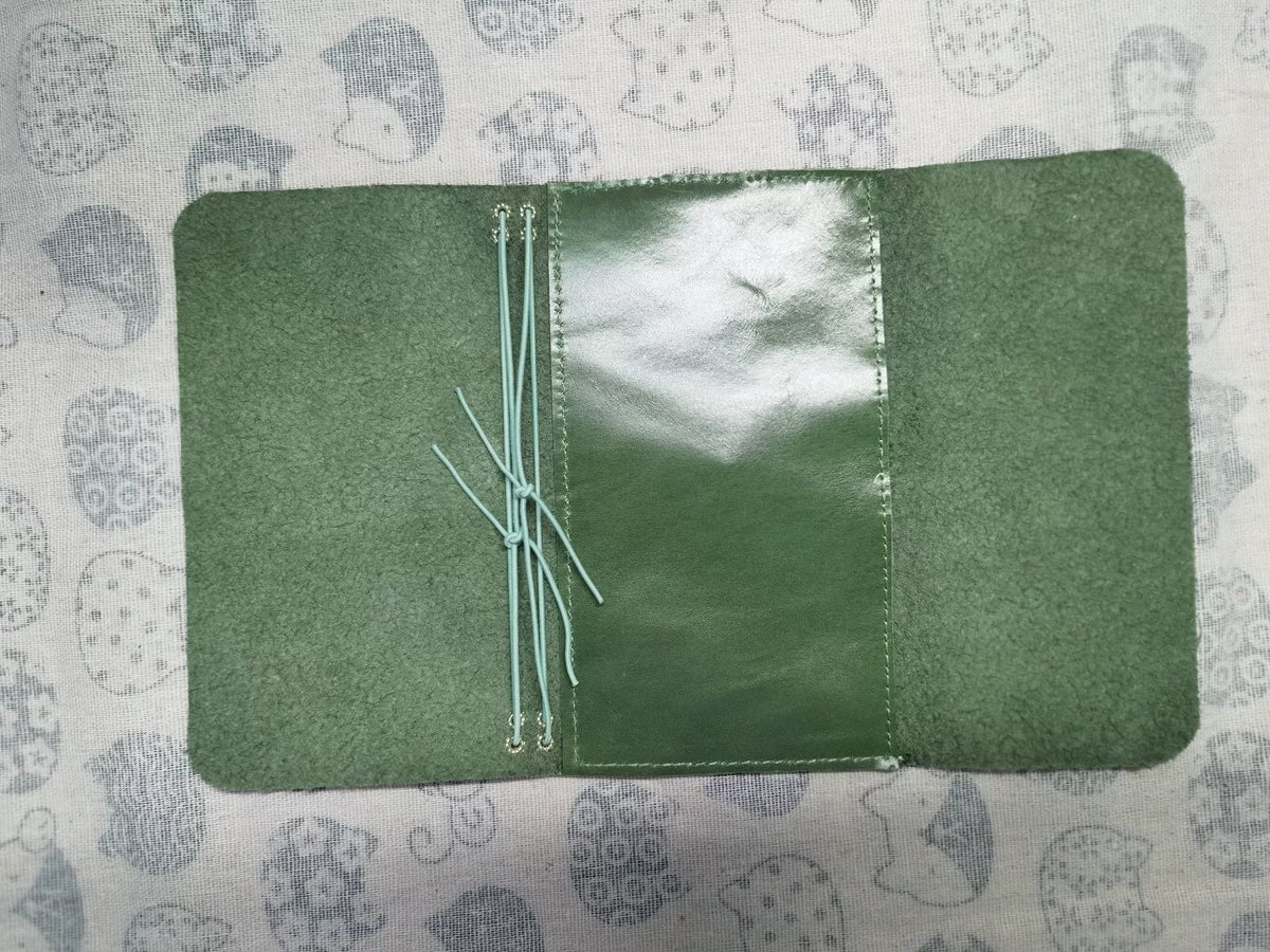 Funda para agenda de cuero verde con aceite y cera