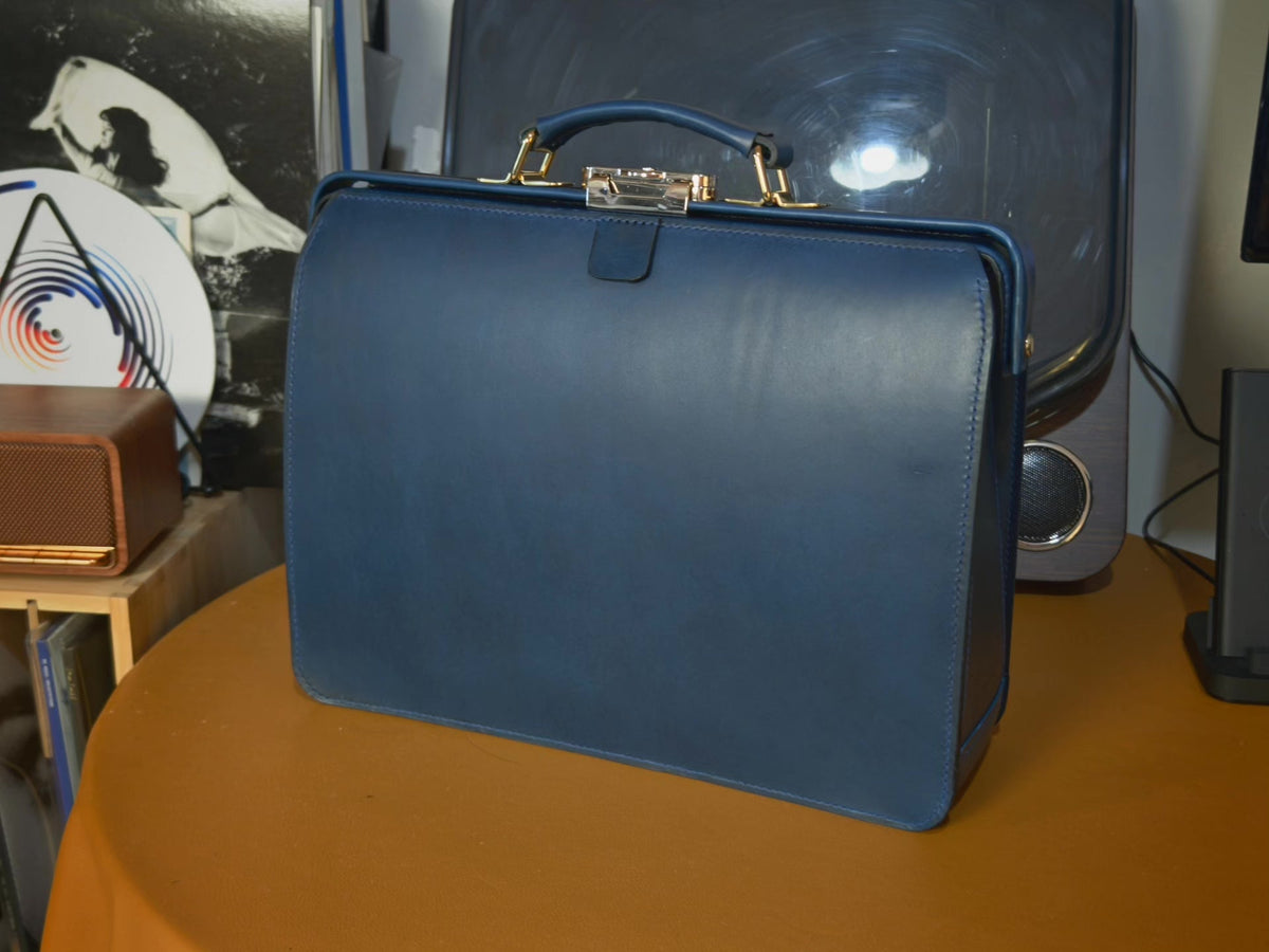 Borsa da medico in pelle blu navy fatta a mano