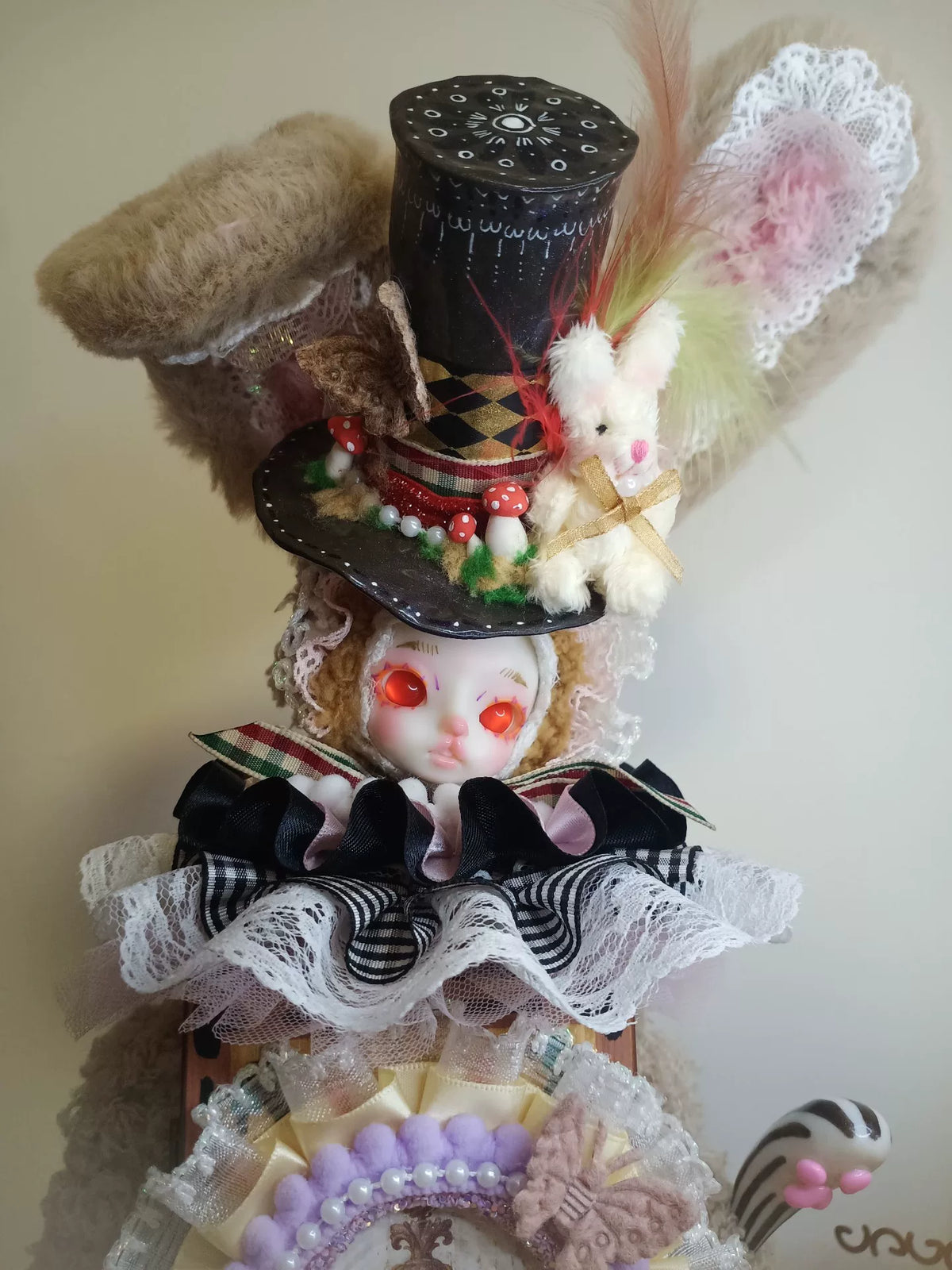 Estatueta de Coelho Alice com Caixa de Madeira Feita à Mão