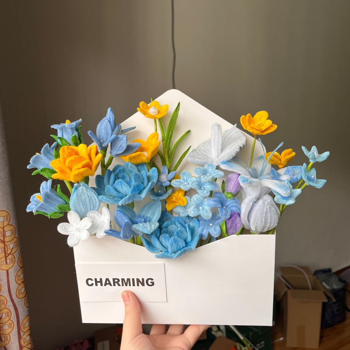 Ramo de Chenille Azul e Amarelo em Caixa Envelope