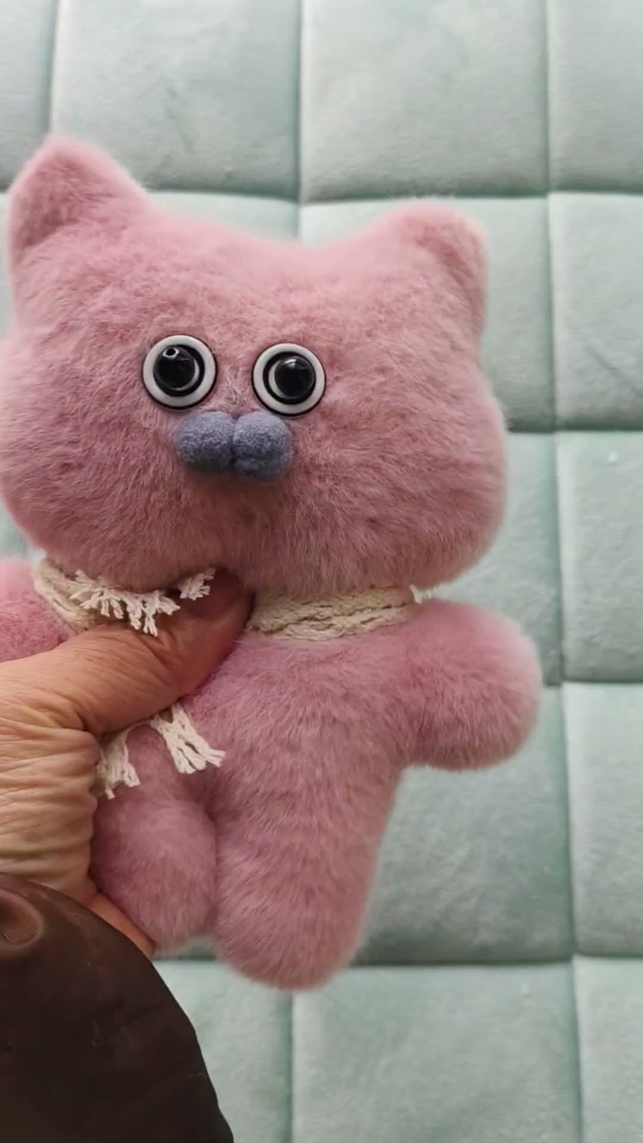 Handsydd rosa mjukiskkatt med pipa