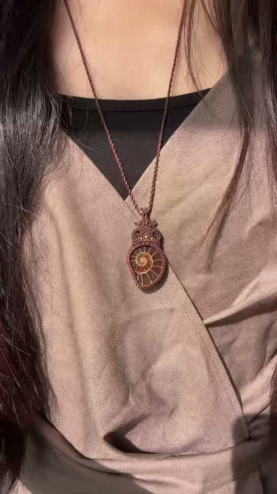 Collier macramé avec pendentif fossile d'ammonite