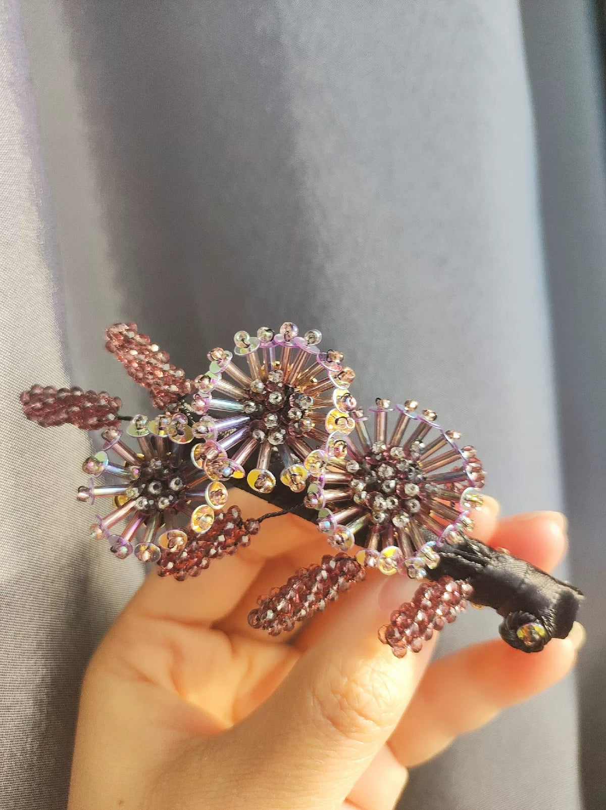 Presilha de Cabelo de Bico de Pata com Denteão em Contas