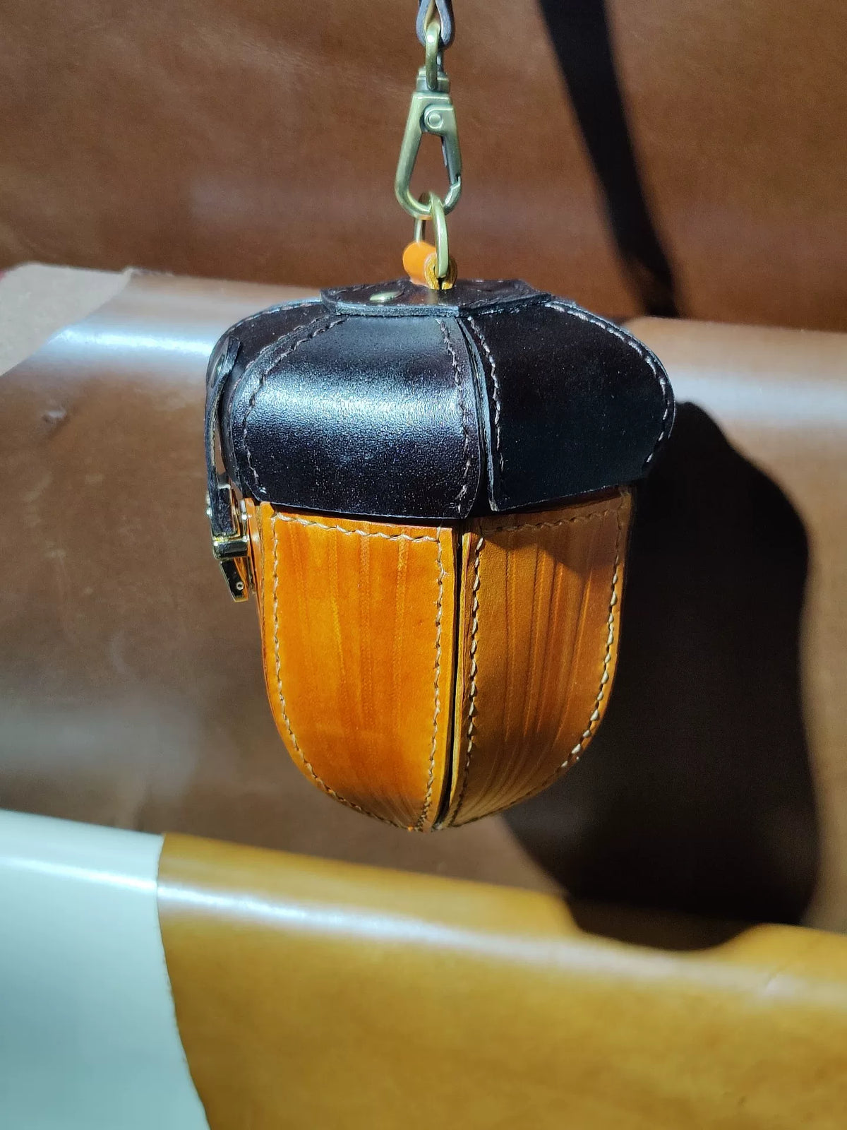 Pochette in pelle bicolore con chiusura in ottone