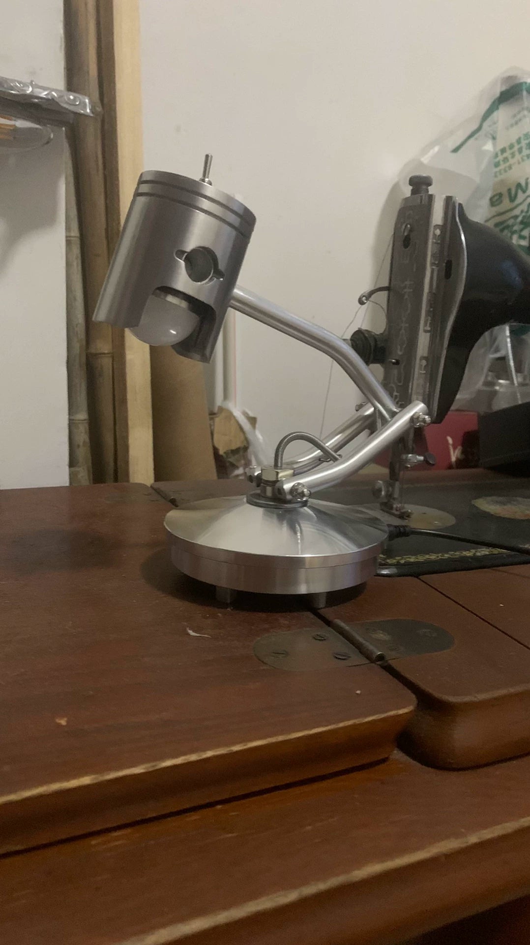 Lampada da tavolo industriale in alluminio con design scultoreo