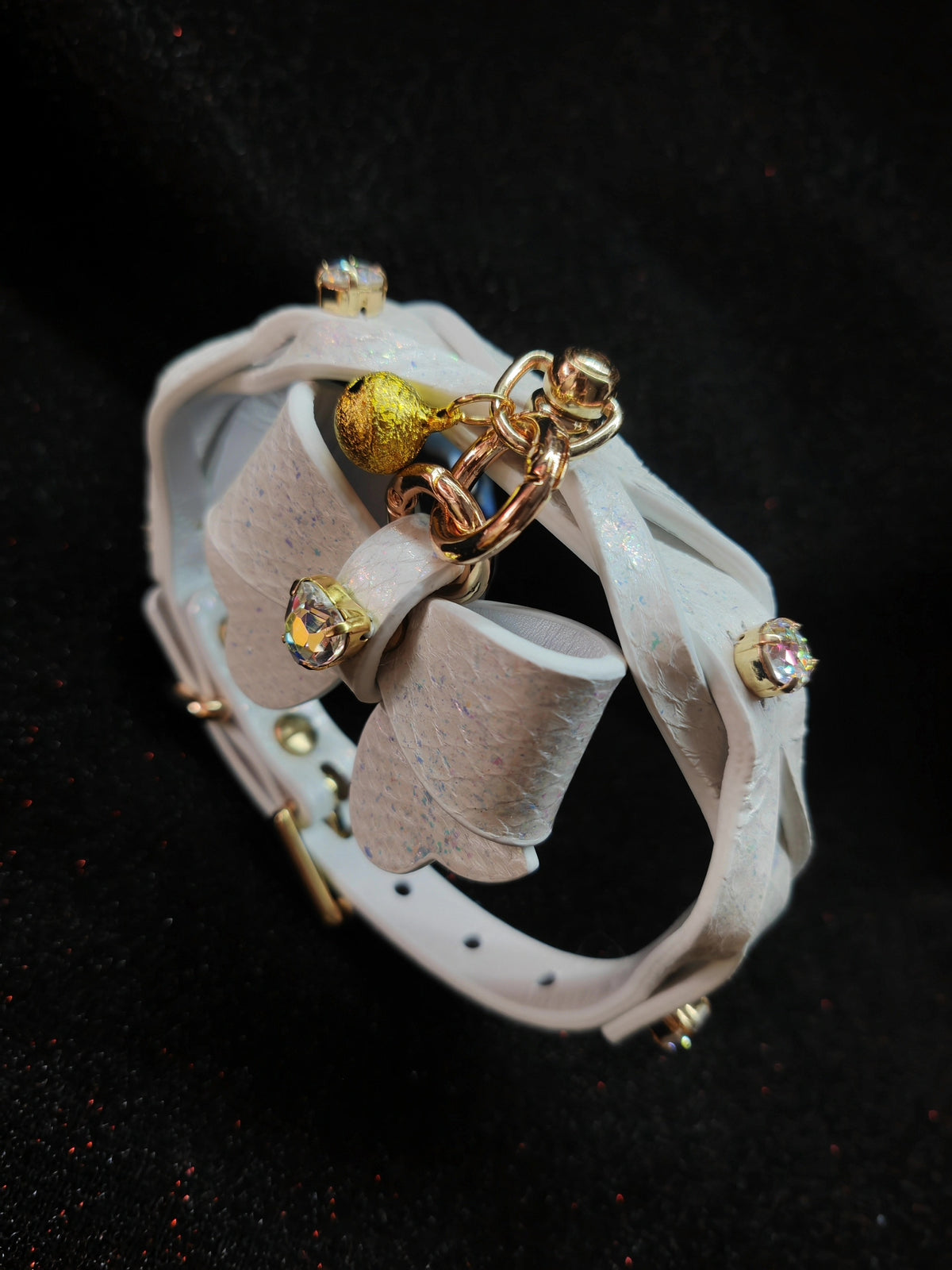 Collare intrecciato bianco iridescente con pelle di serpente