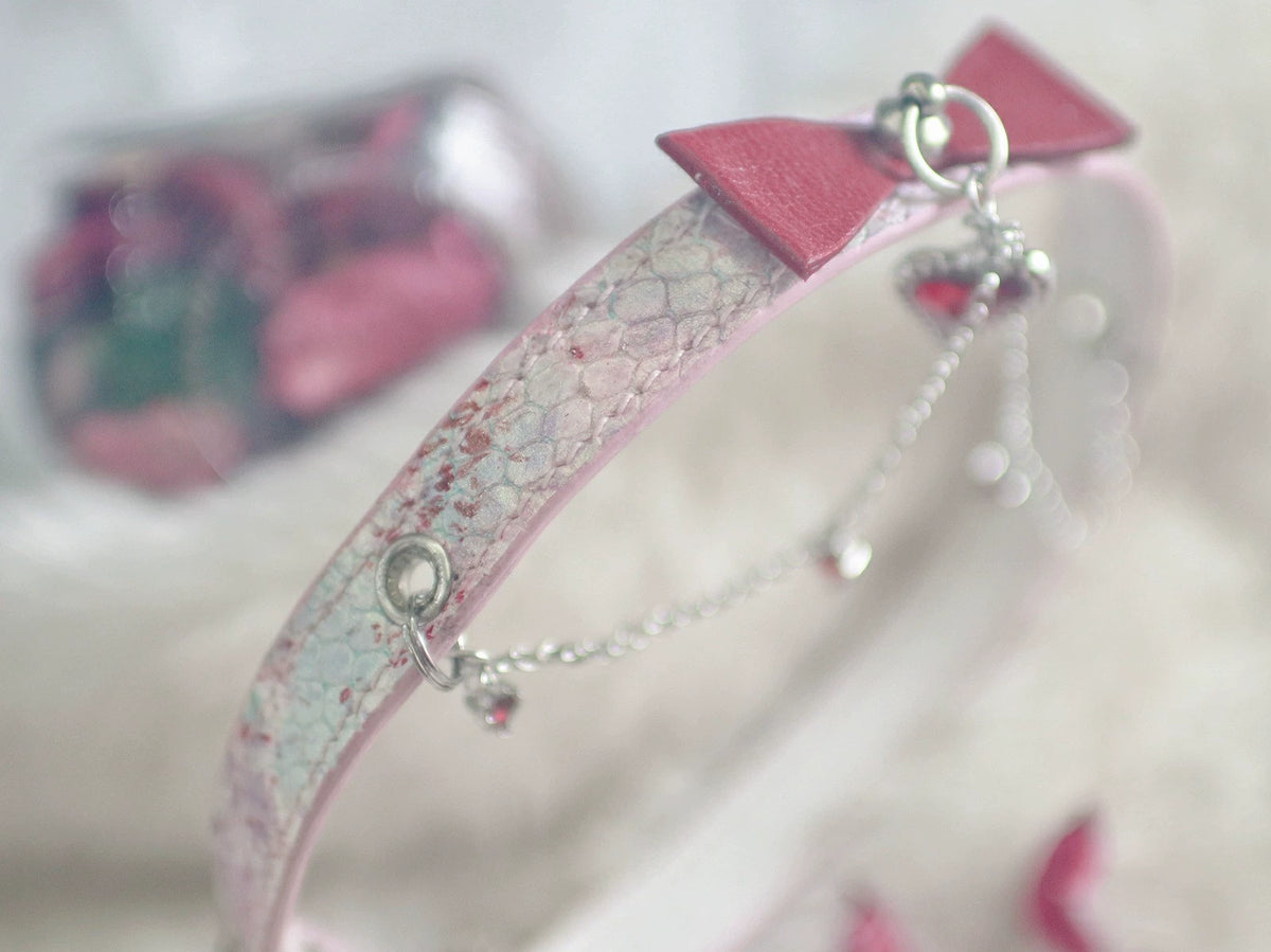 Handgakte Lolita Choker Parelroze Leer