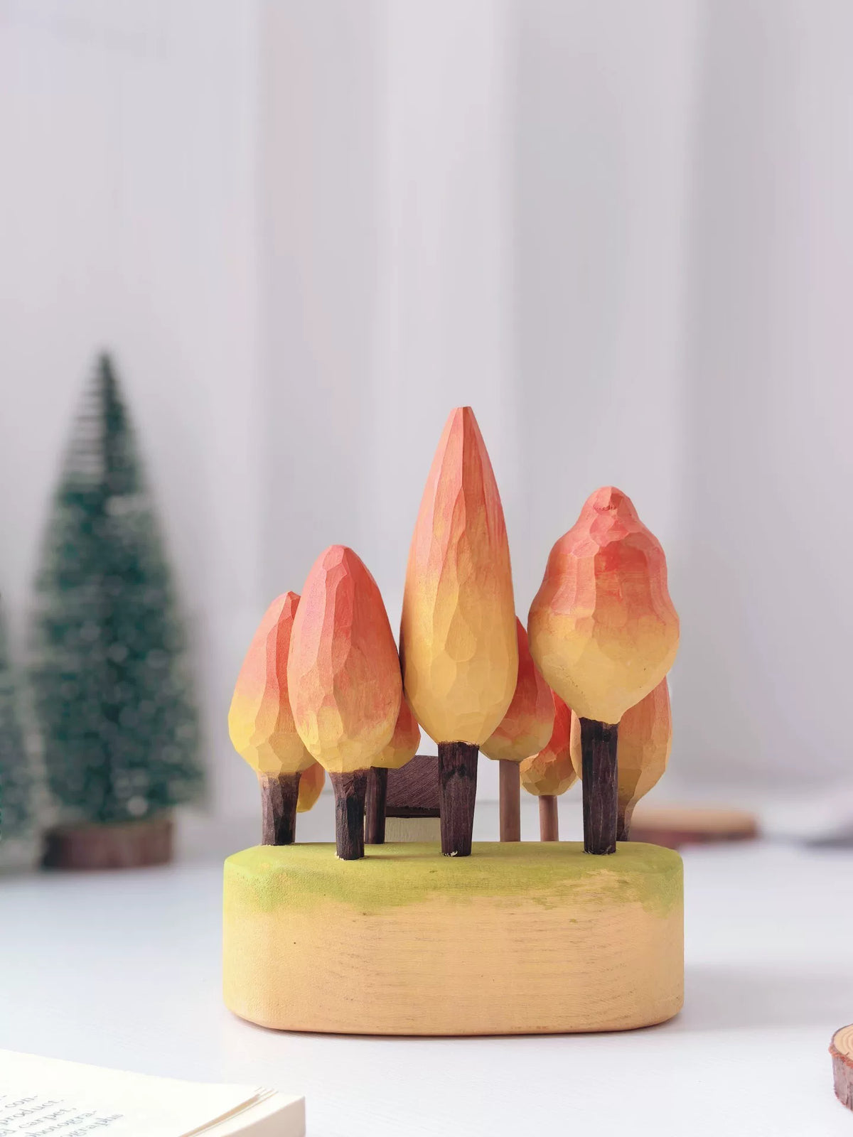 Scène de forêt d'automne et chalet sculptée à la main en tilleul