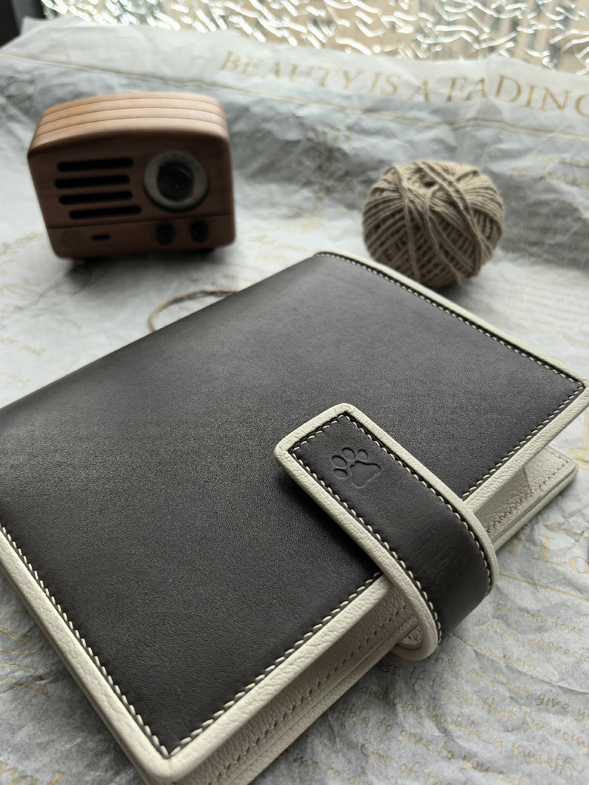 Classeur en cuir avec empreinte de patte embossée