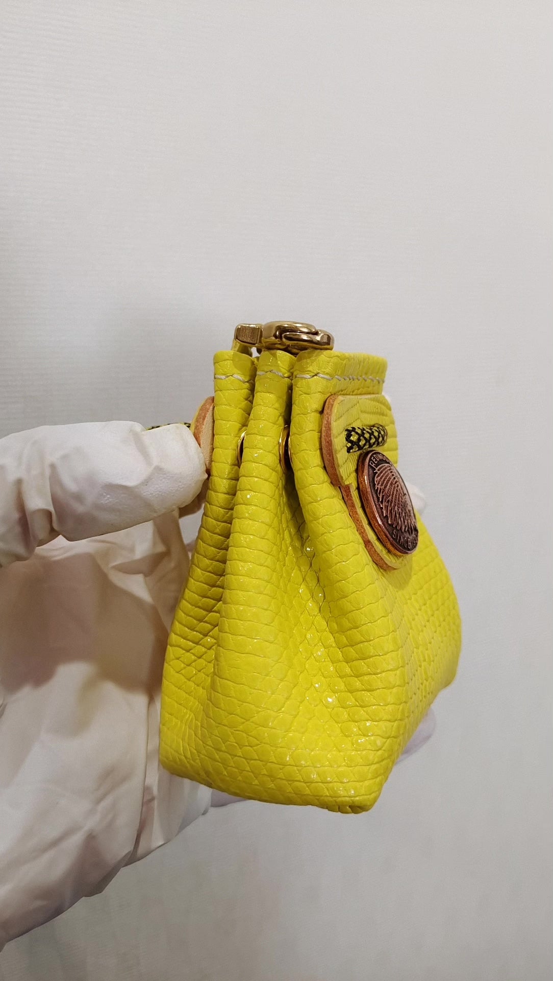Monedero de cordón en cuero de lagarto amarillo