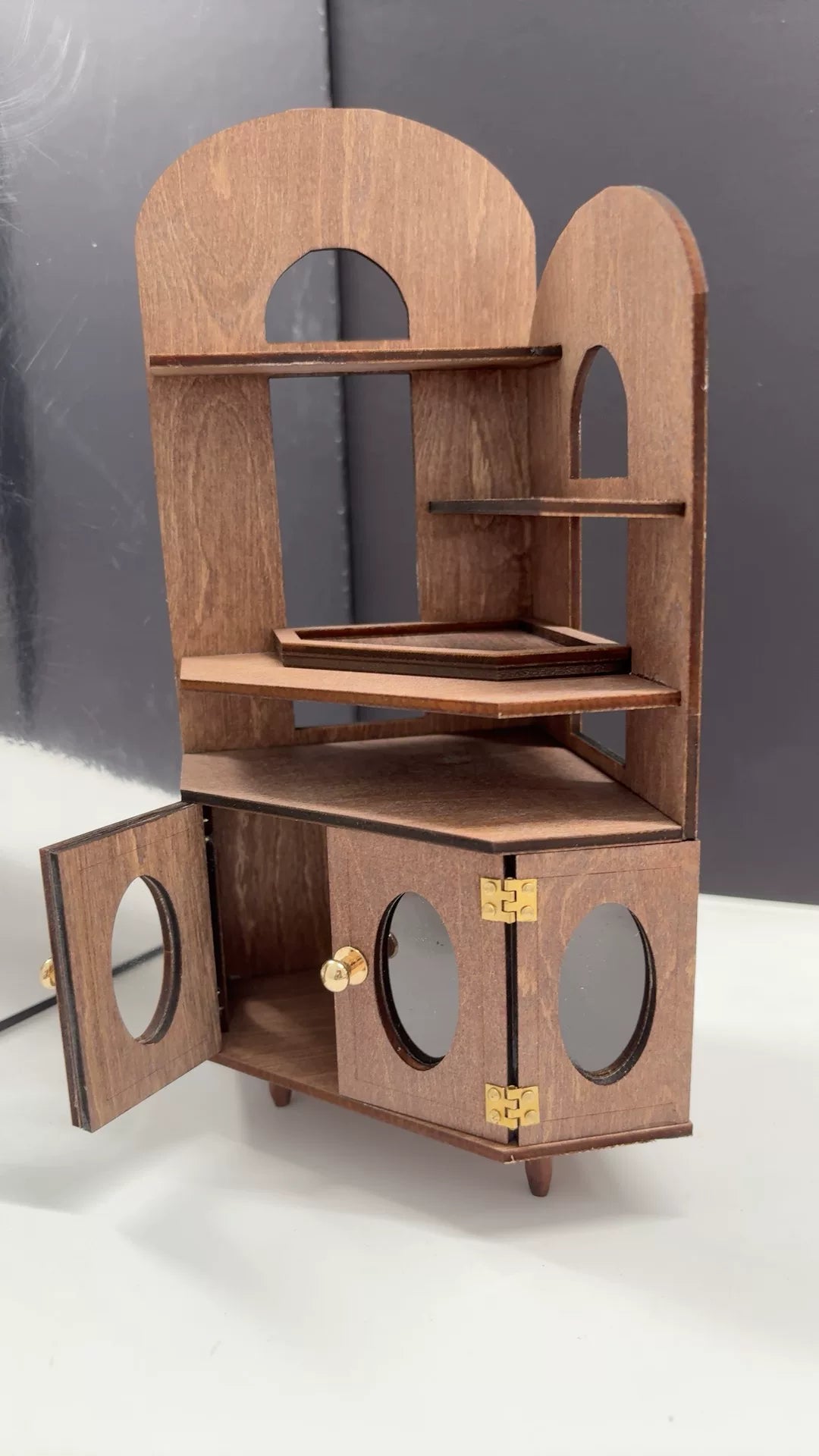 Miniatuur Houten Hoekkast met Gebogen boven