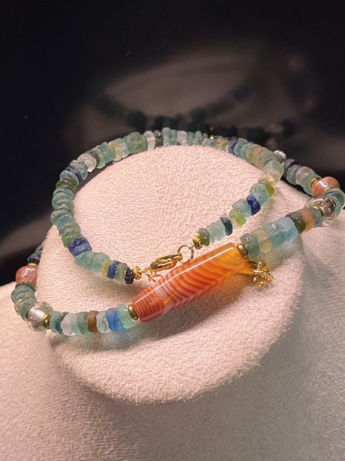 Collier en perles d'agate et verre romain