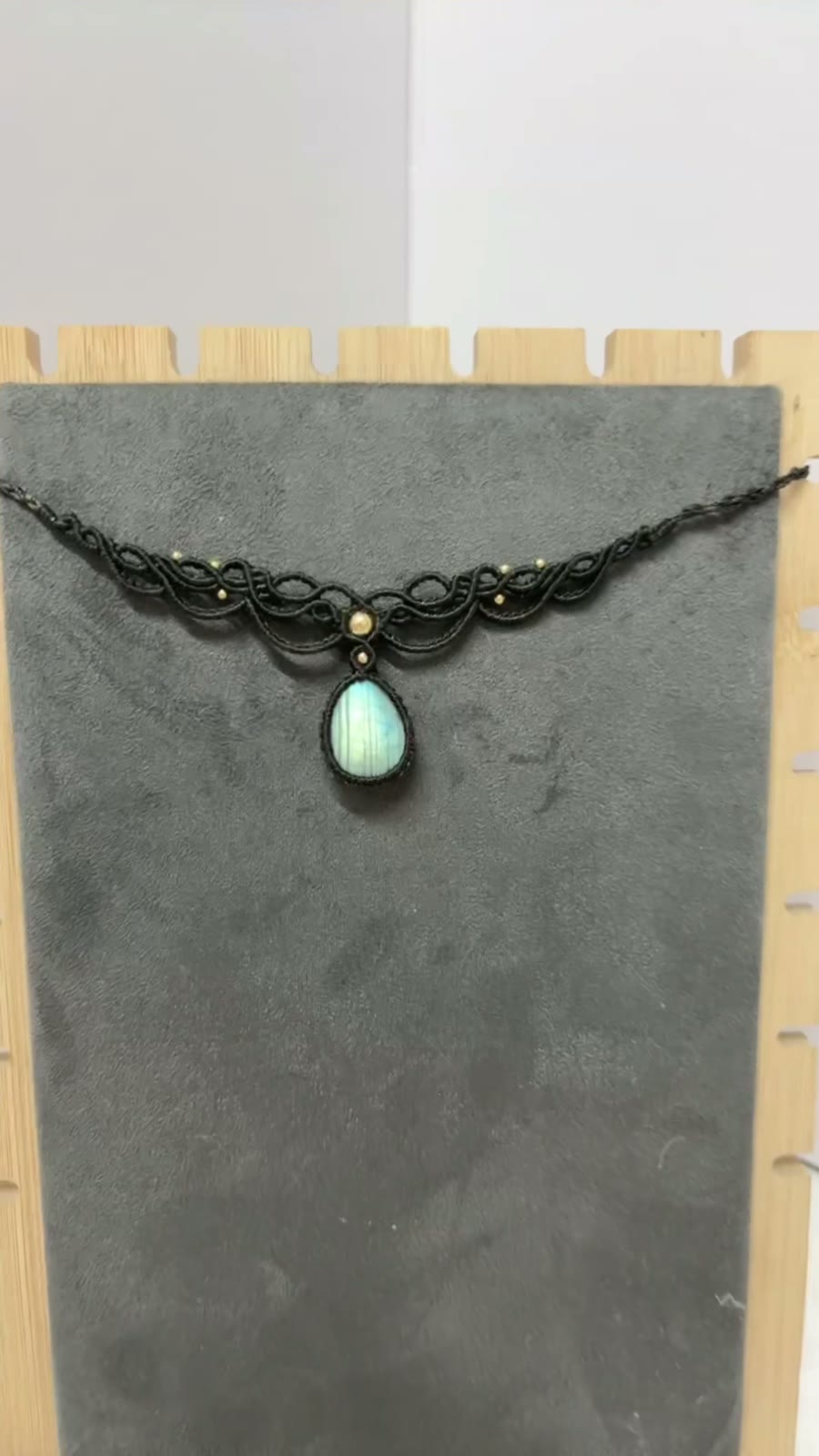 Collana Choker in Macramé Nero Intrecciata a Mano con Ciondolo in Labradorite