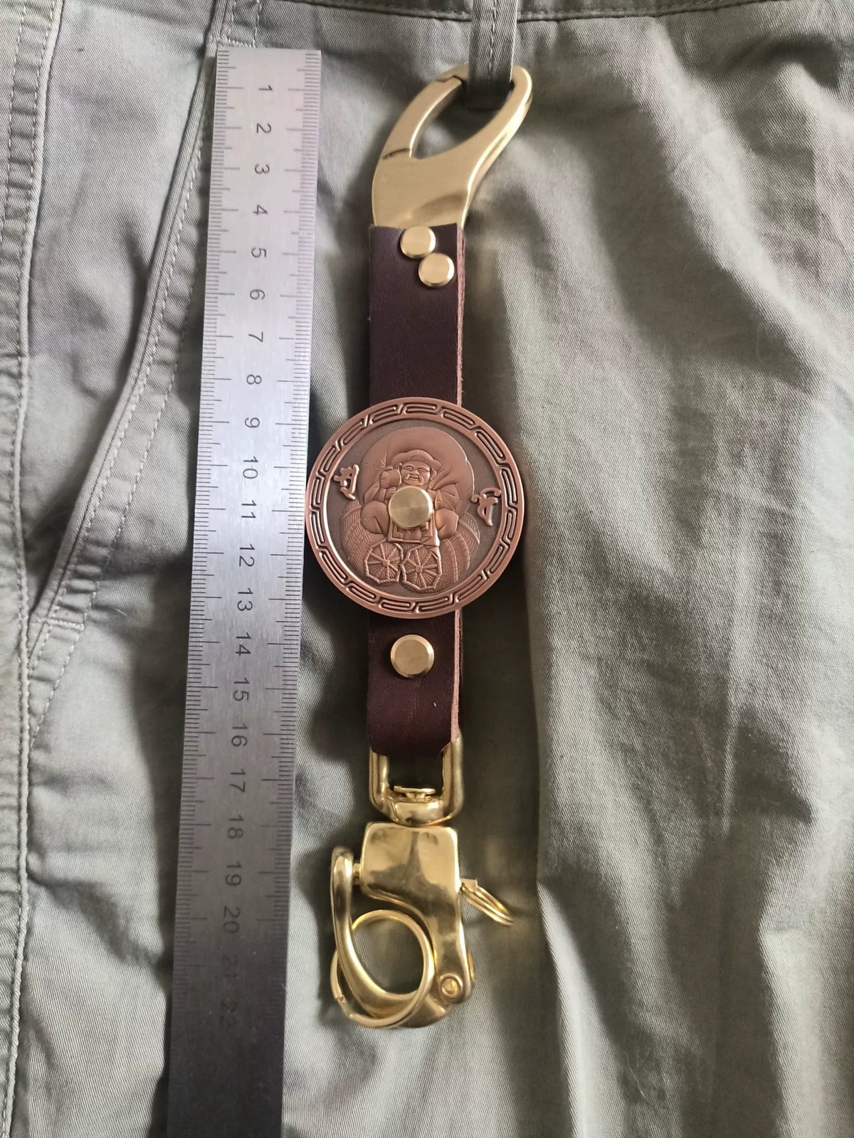 Porte-clés artisanal en cuir tanné au végétal et médaillon de cuivre