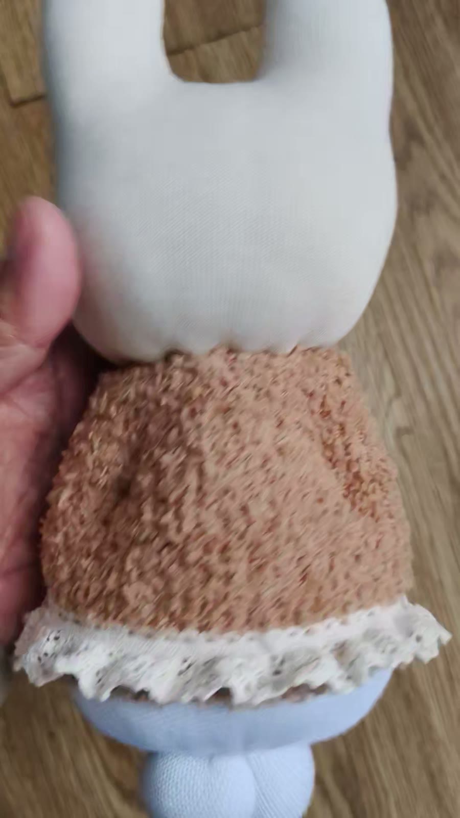 Handgemaakte konijnenpop van sokkenstof 23 cm