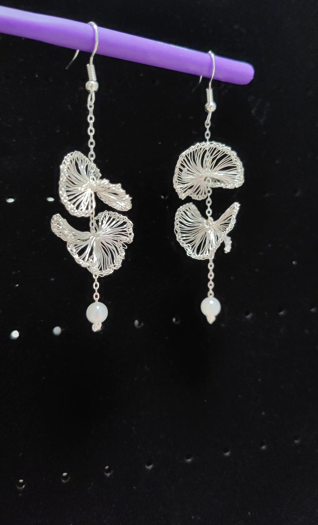 Boucles d'oreilles pendantes en fil métallique et perles crochetées à la main
