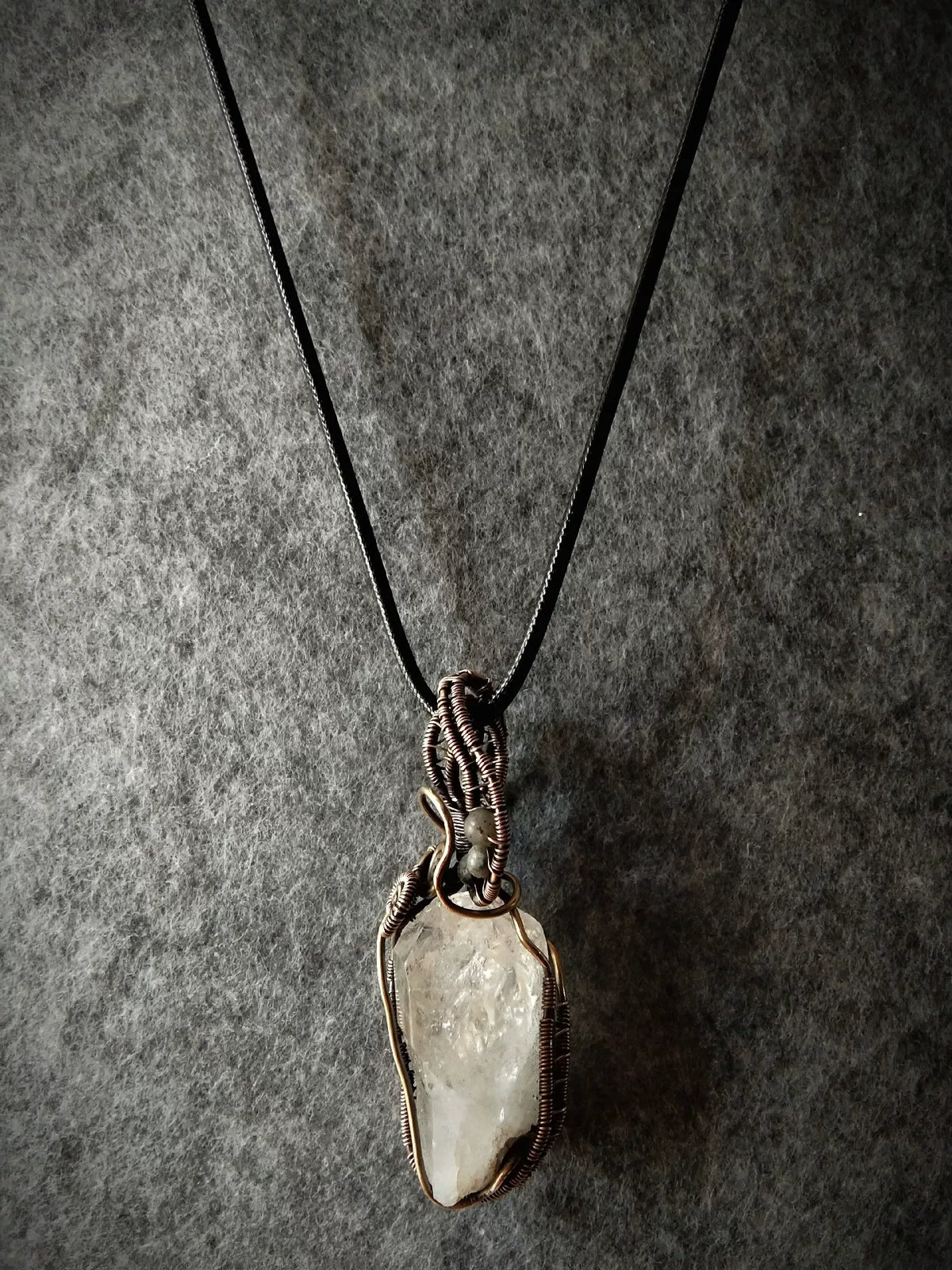 Herkimer-Quarz-Anhänger mit Messing-Drahtumwickung