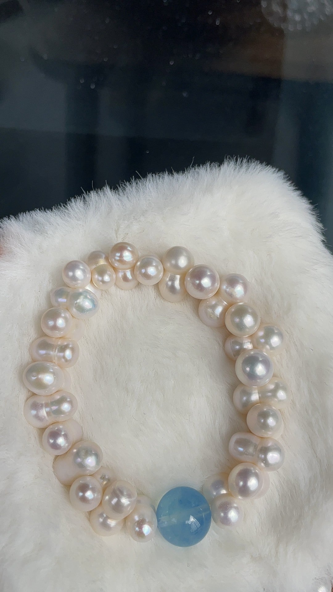 Bracelet élastique en perles baroques et perle aigue-marine