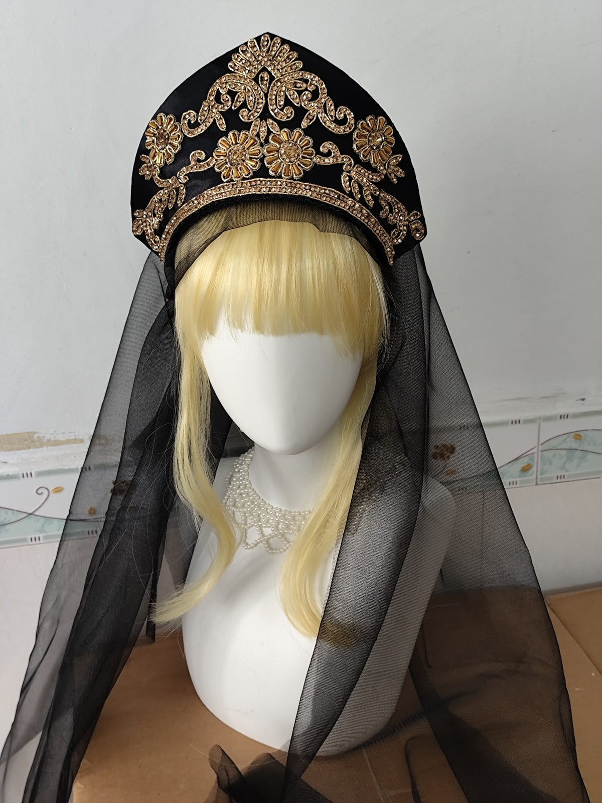 Gothic lolita-kokoshnik-krona med svart tyllslöja